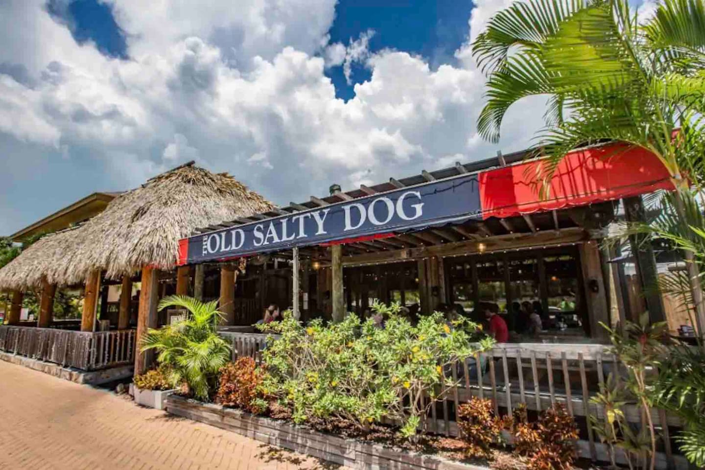 Pet friendly restaurant a minute walk away