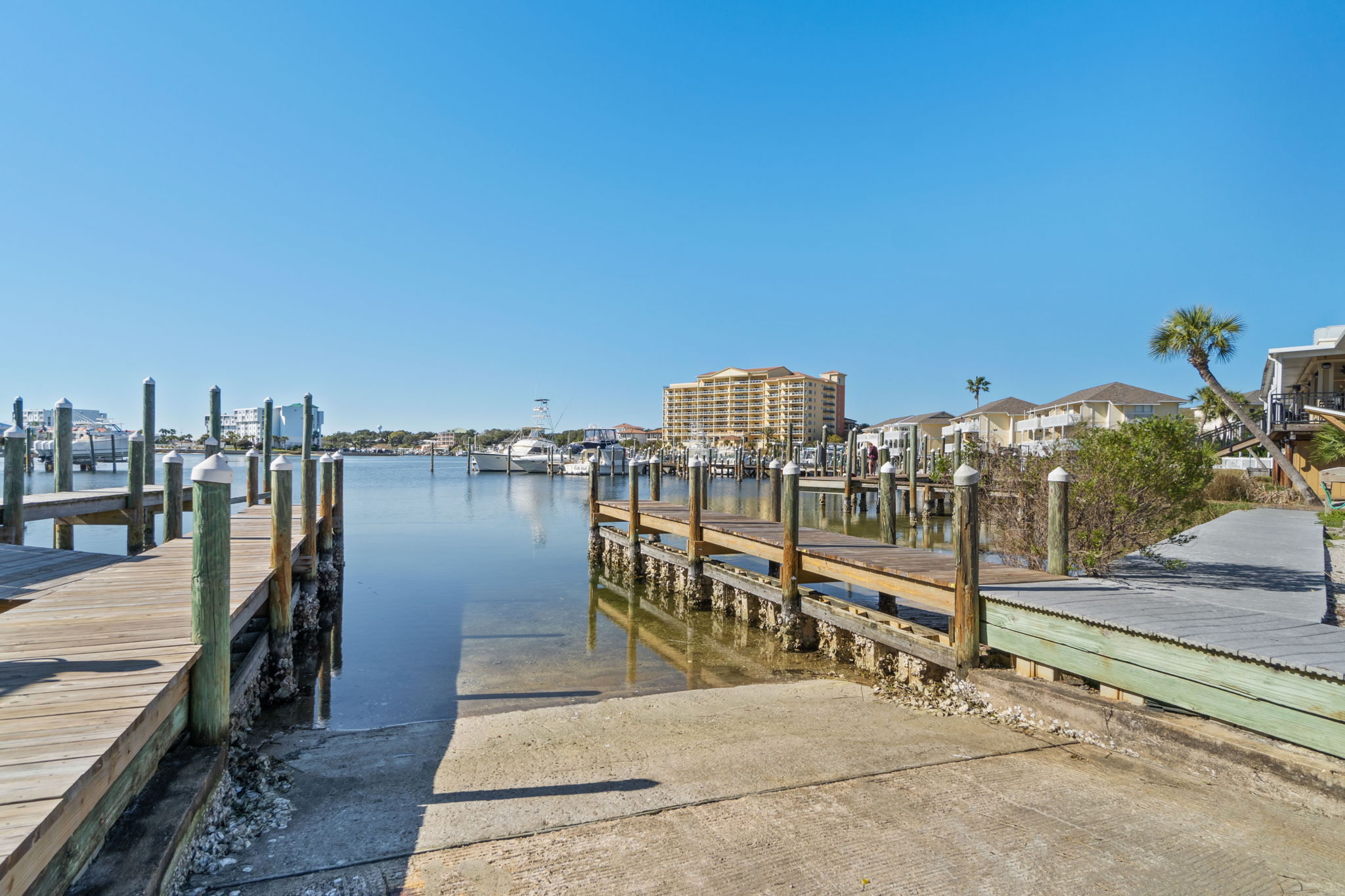 Dock and dine! 🍽️ With boat slips available on-site and the harbor just moments away, you can spend less time commuting and more time on the emerald waters.
