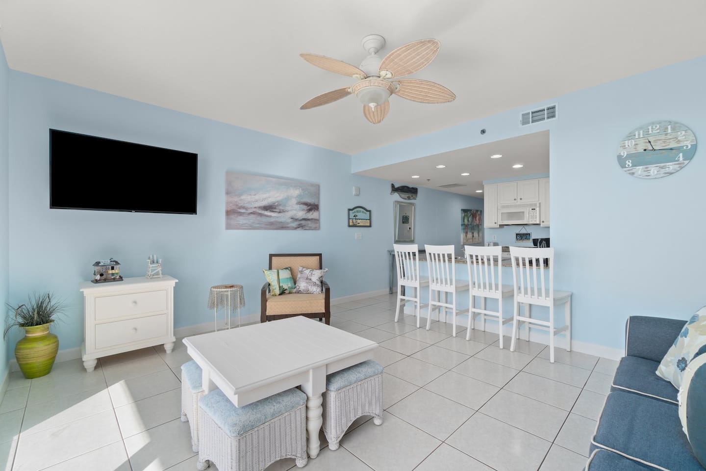 Ocean front living and dining