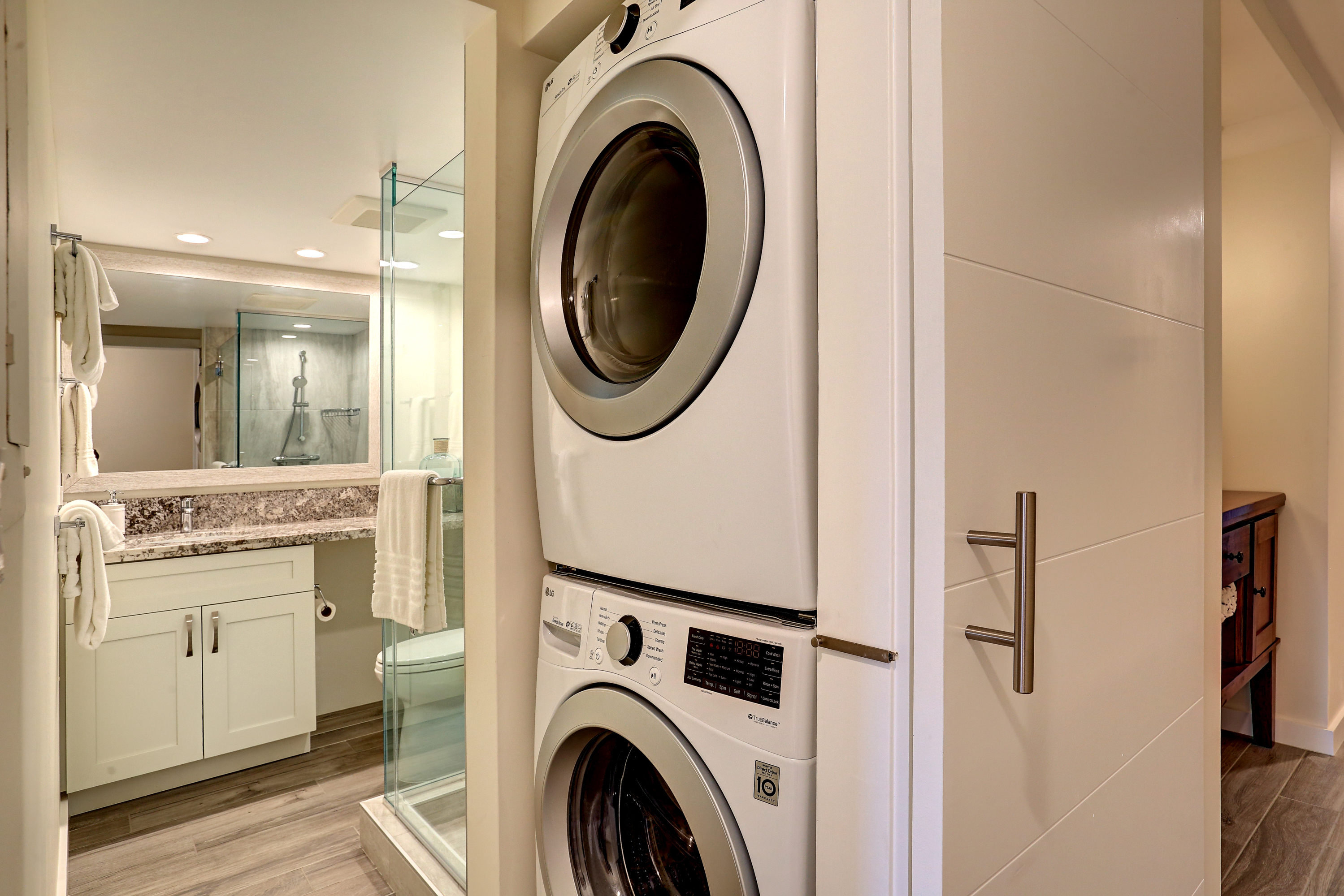 Fully remodeled main bath with full-size washer/dryer