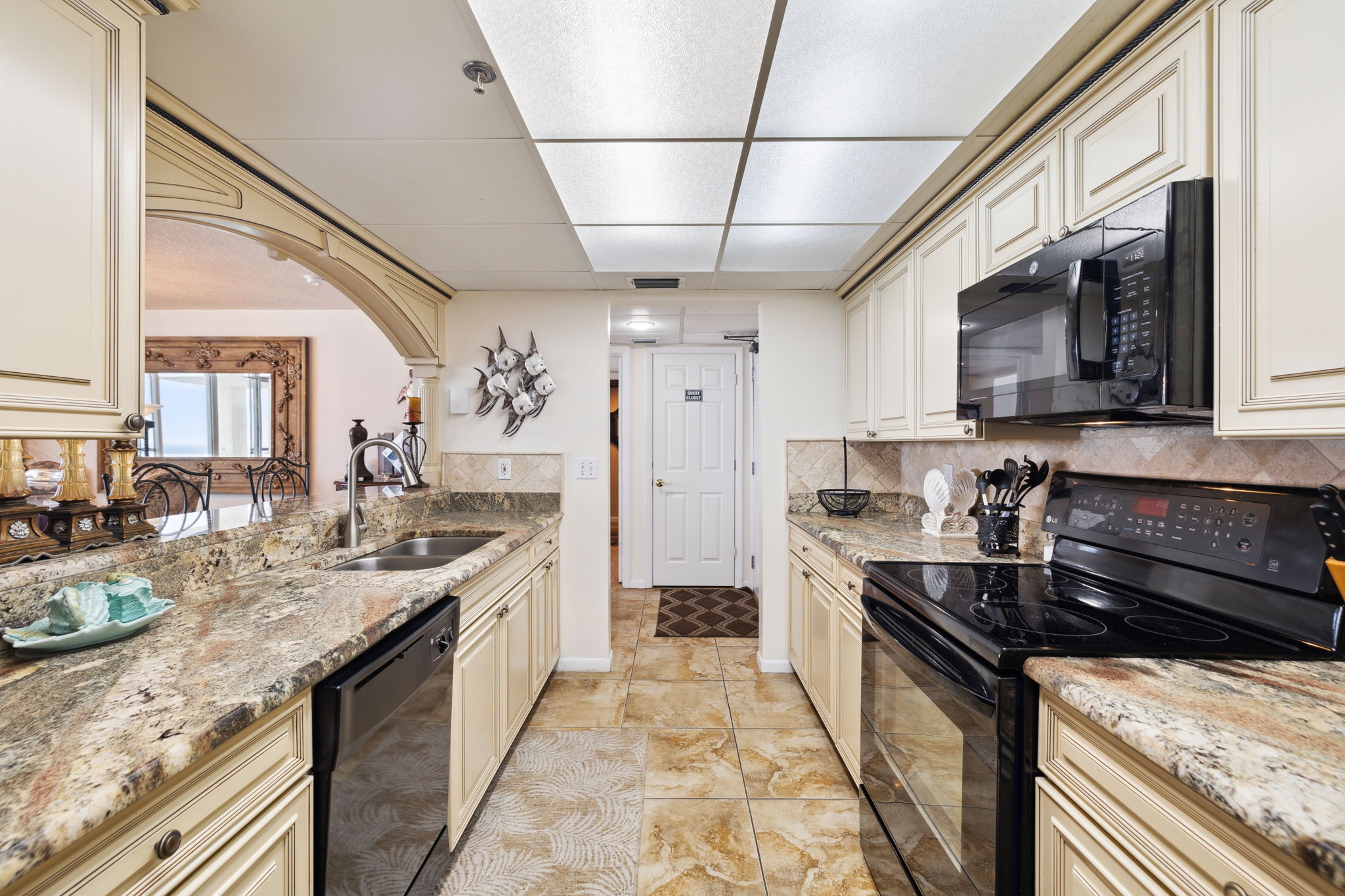 Additional kitchen photo