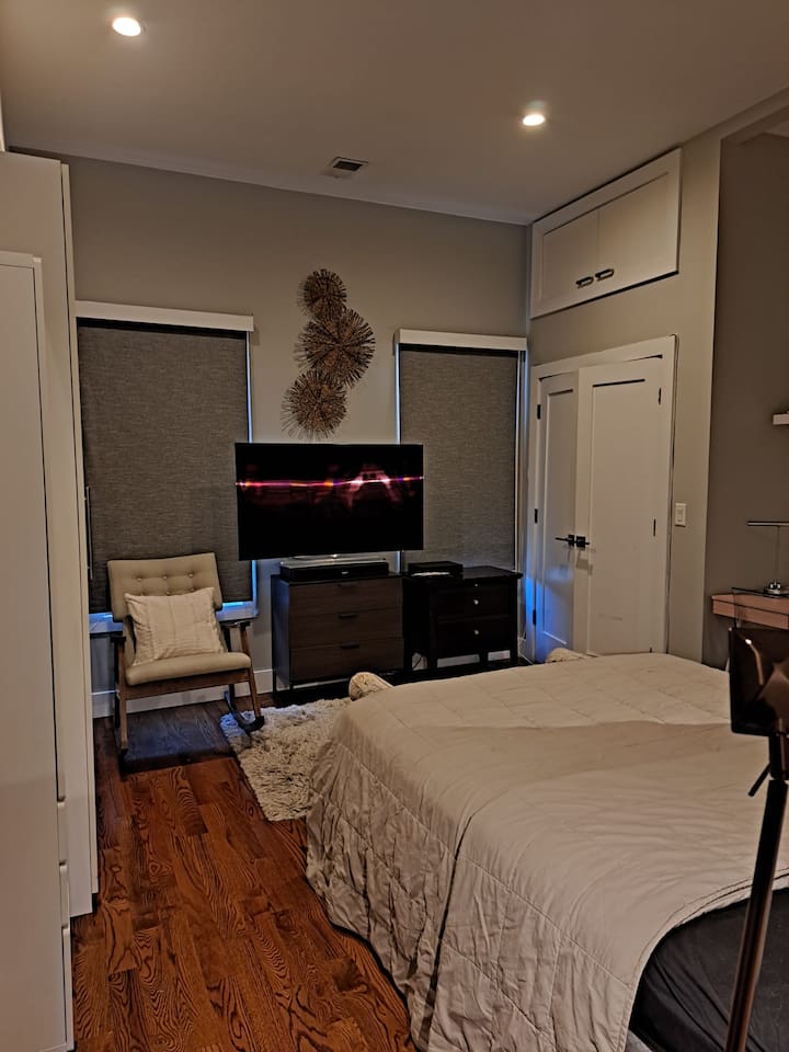 Queen size bedroom with private on suite bathroom.  Blackout shades, cable TV