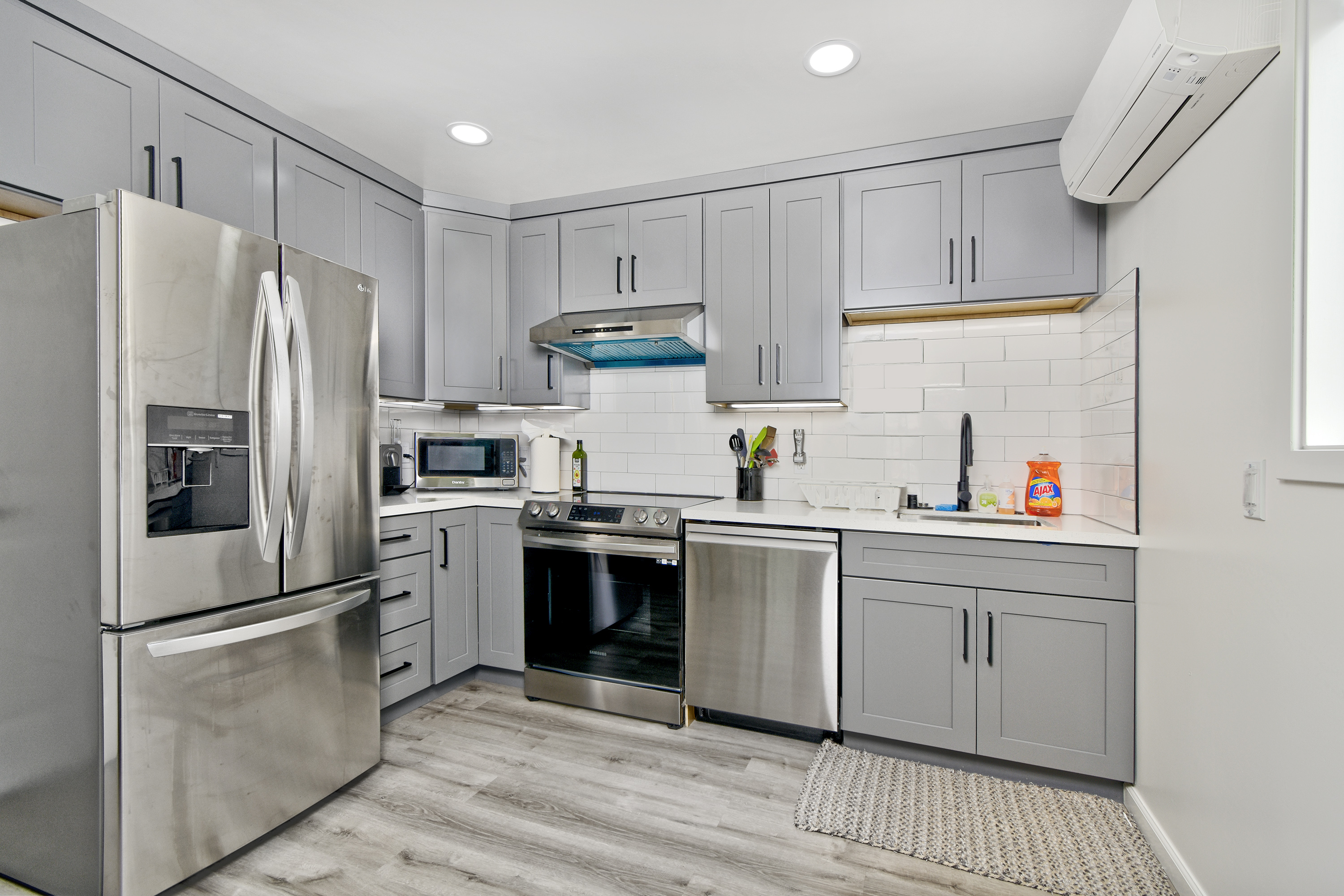09-1362-shortridge-unit-b-jadu-kitchen-overview-with-stainless-fridge