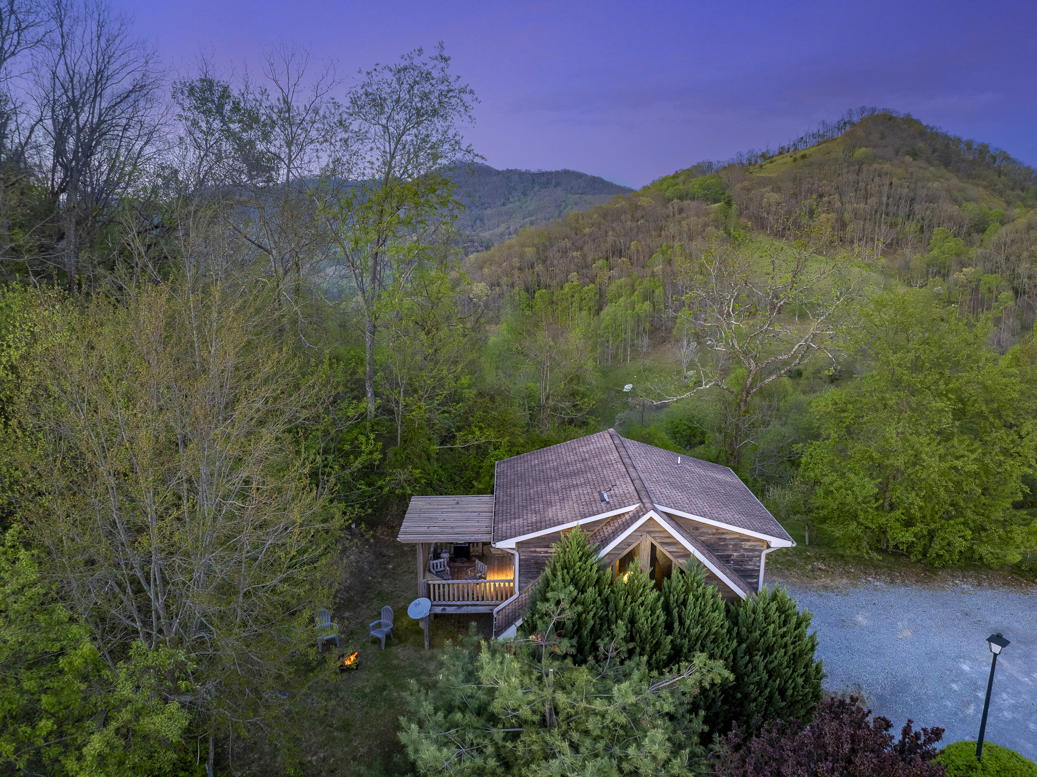 Charming Cabin Retreat: Experience stunning mountain views and a cozy fire pit under the stars!