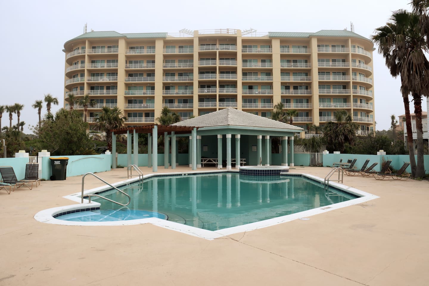 Outdoor pool and hottub