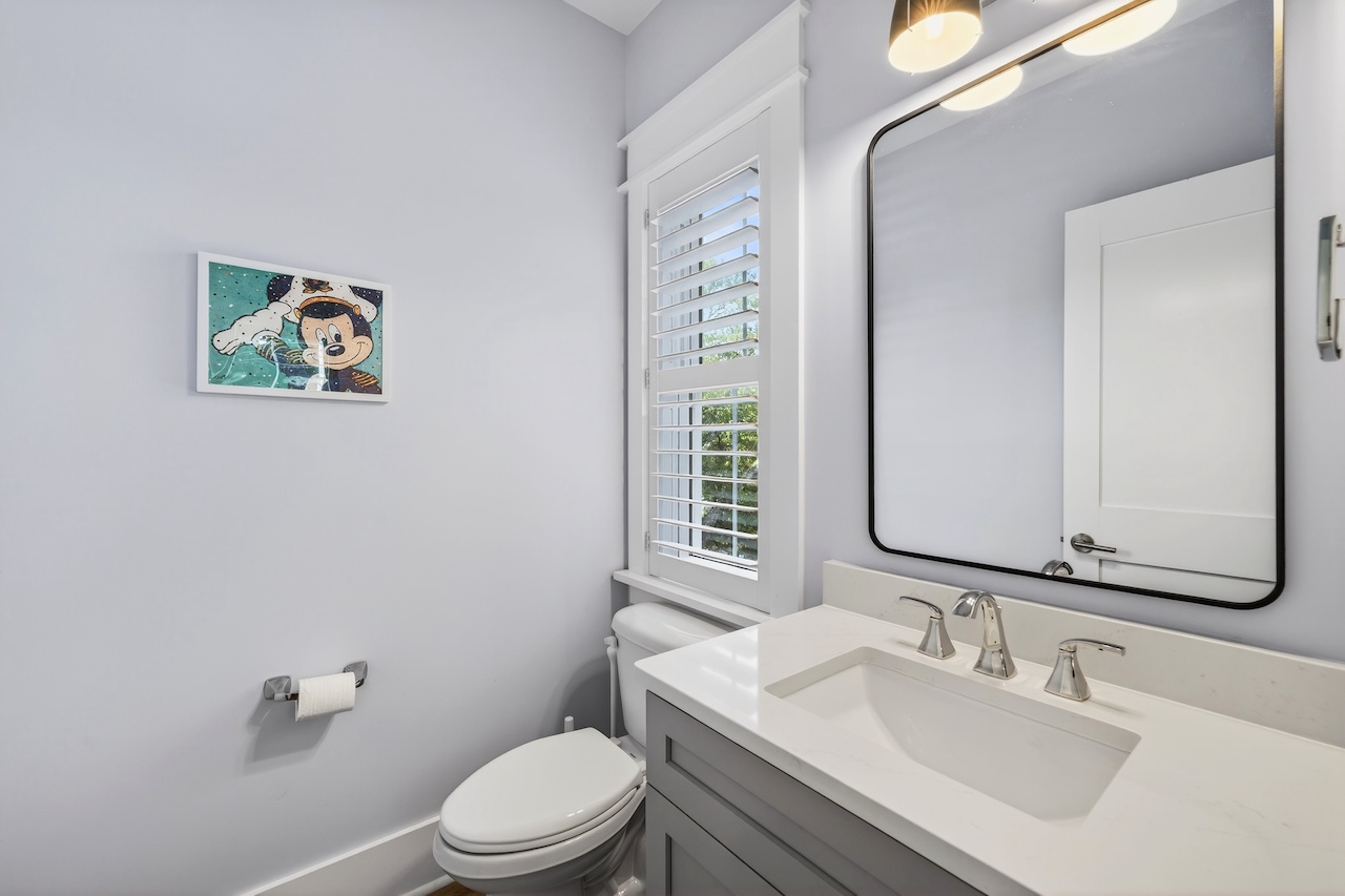 King Room Half Bath  | Southern Grace | 6 23rd Ave.