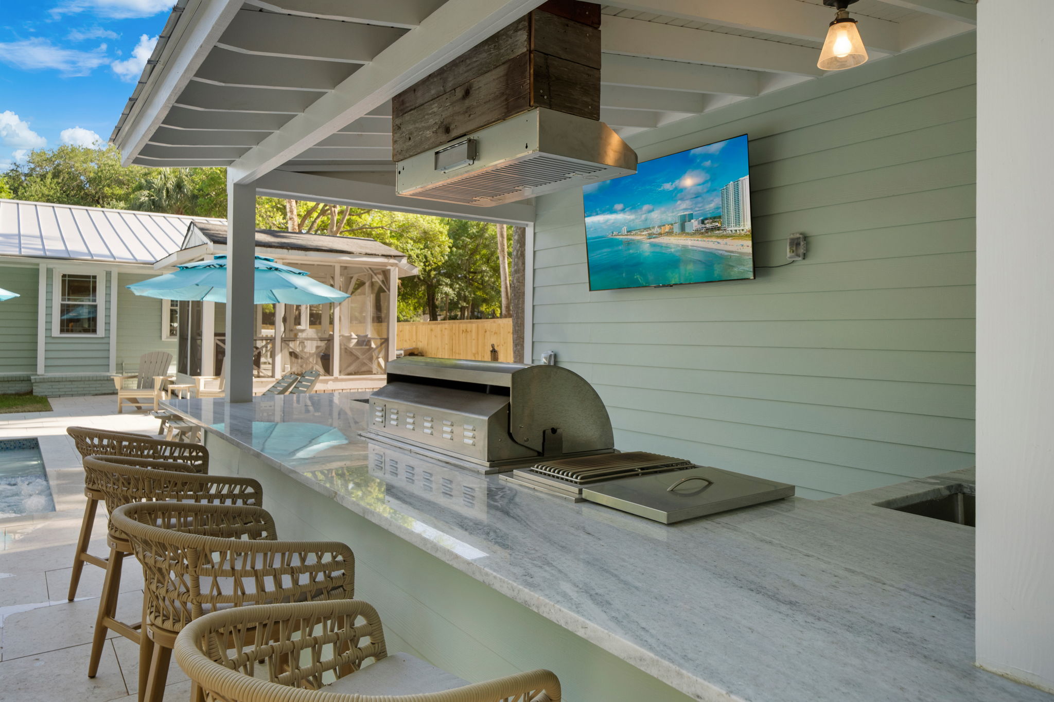 Outdoor Bar | IOP Escapes Beach Blessing | 3705 Hartnett Blvd, Isle of Palms, SC