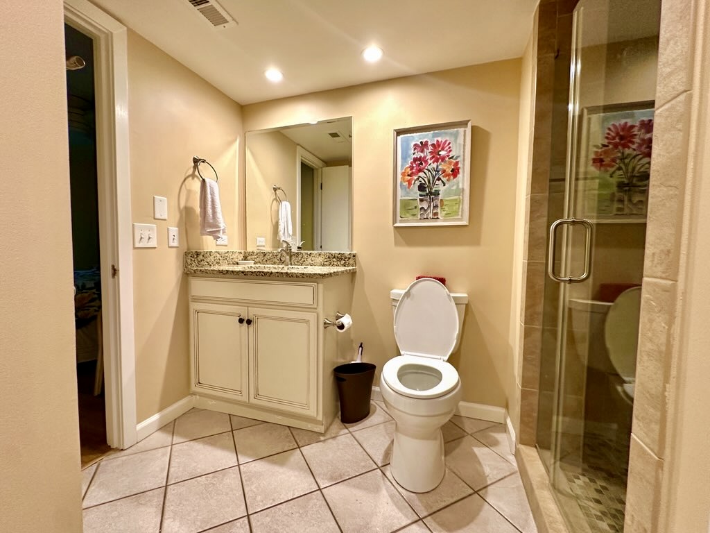 Guest/Hall Bath w/Tiled Shower