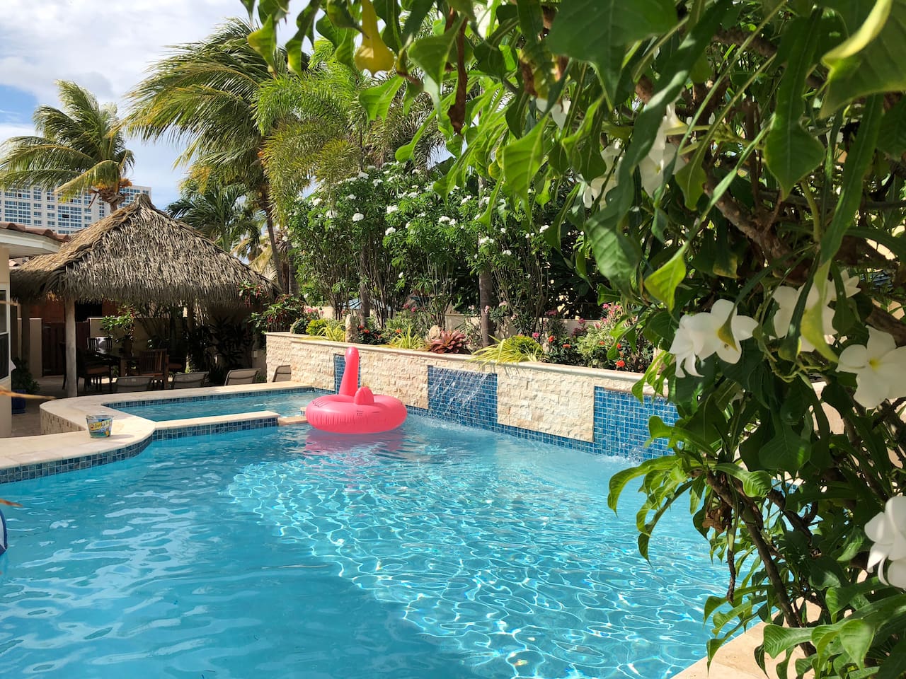 Sunny and Private Pool