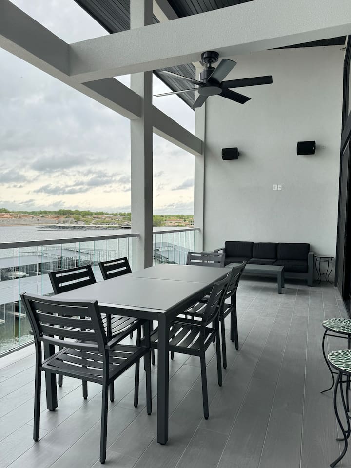Outdoor dining, seating for 6 people. 