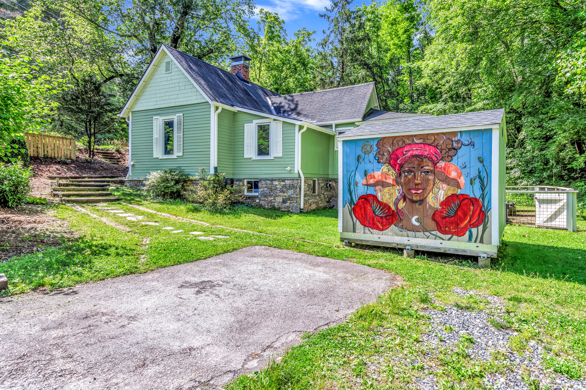 Mural on Shed done by local artist. Parking for 2 vehicles.