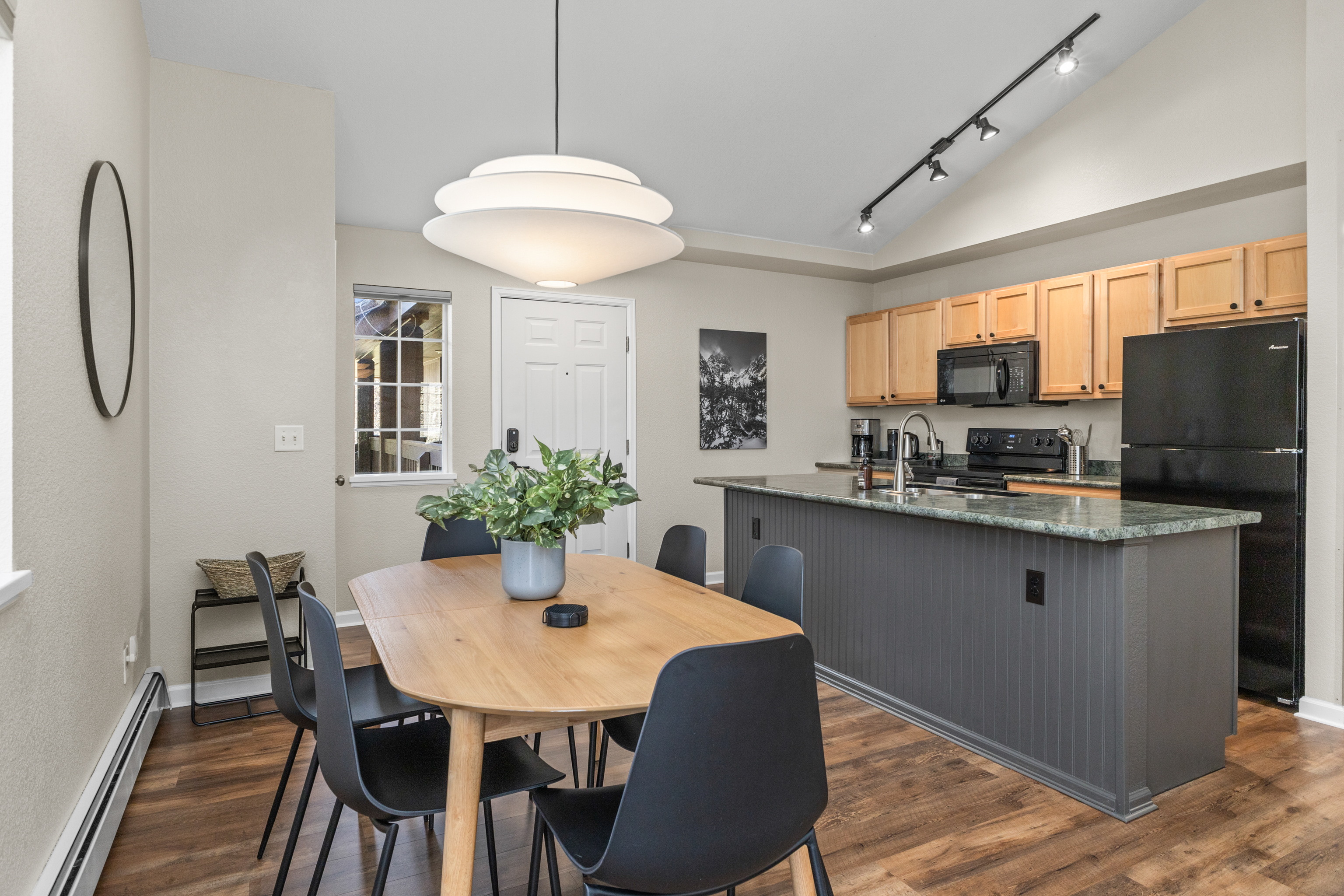 Dining Area | Modern Kitchen