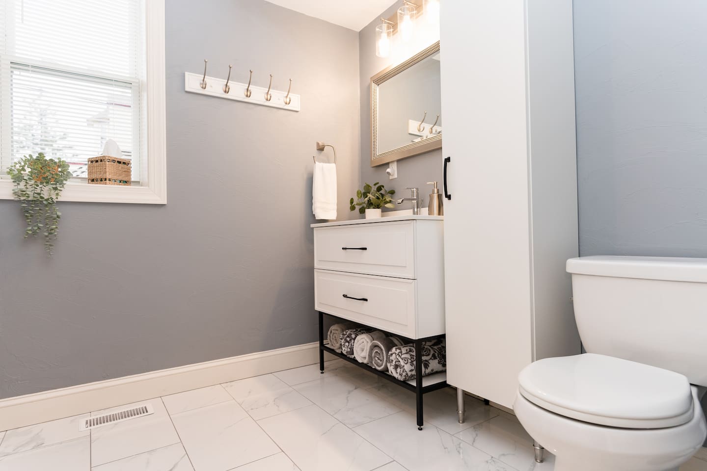 Full bathroom equipped with all the essentials for a comfortable stay.