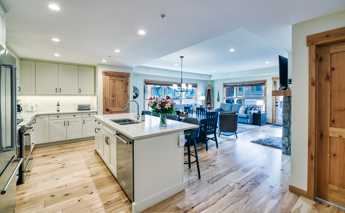 Spacious island in the kitchen