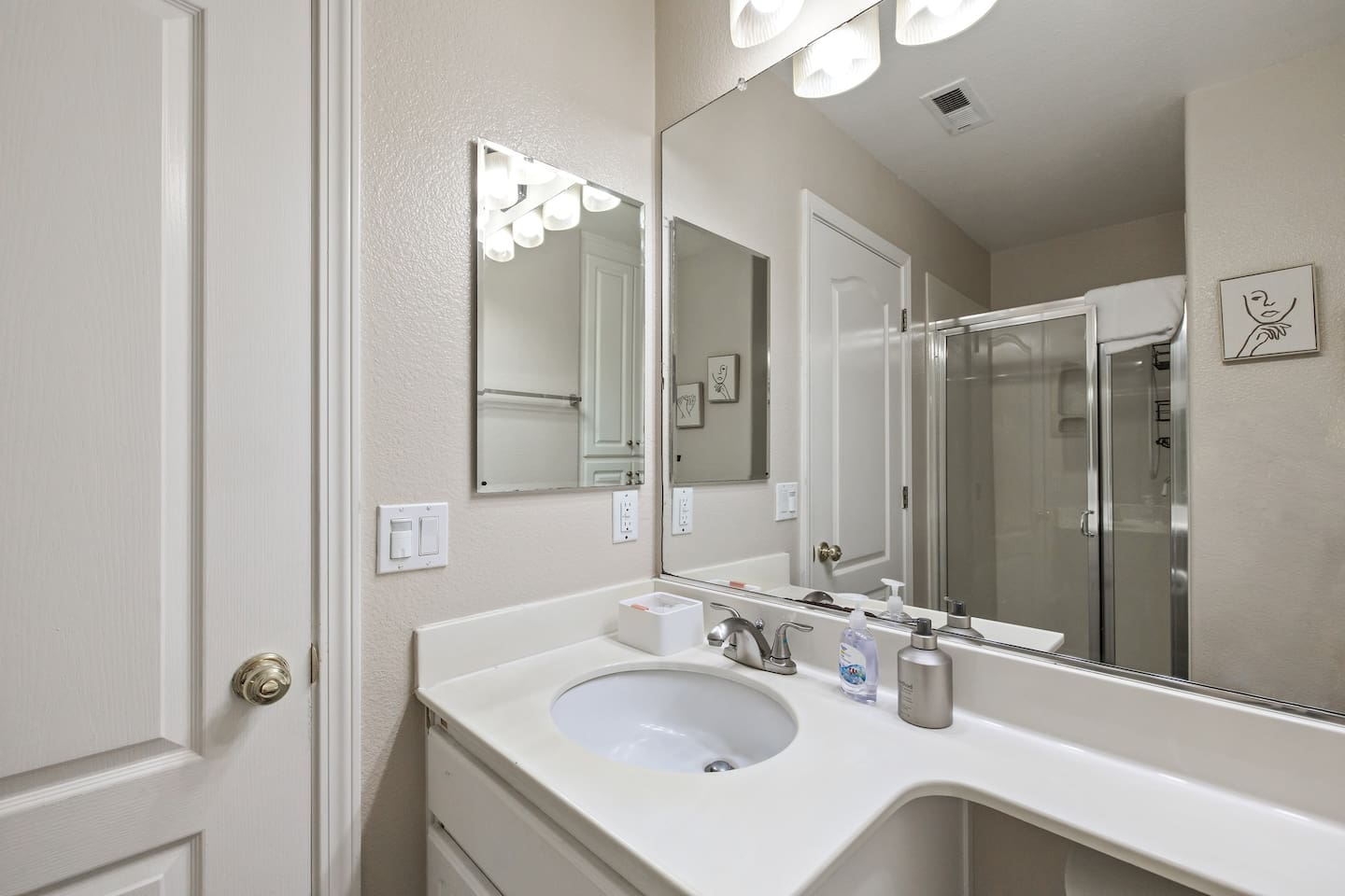 Full Bathroom 4