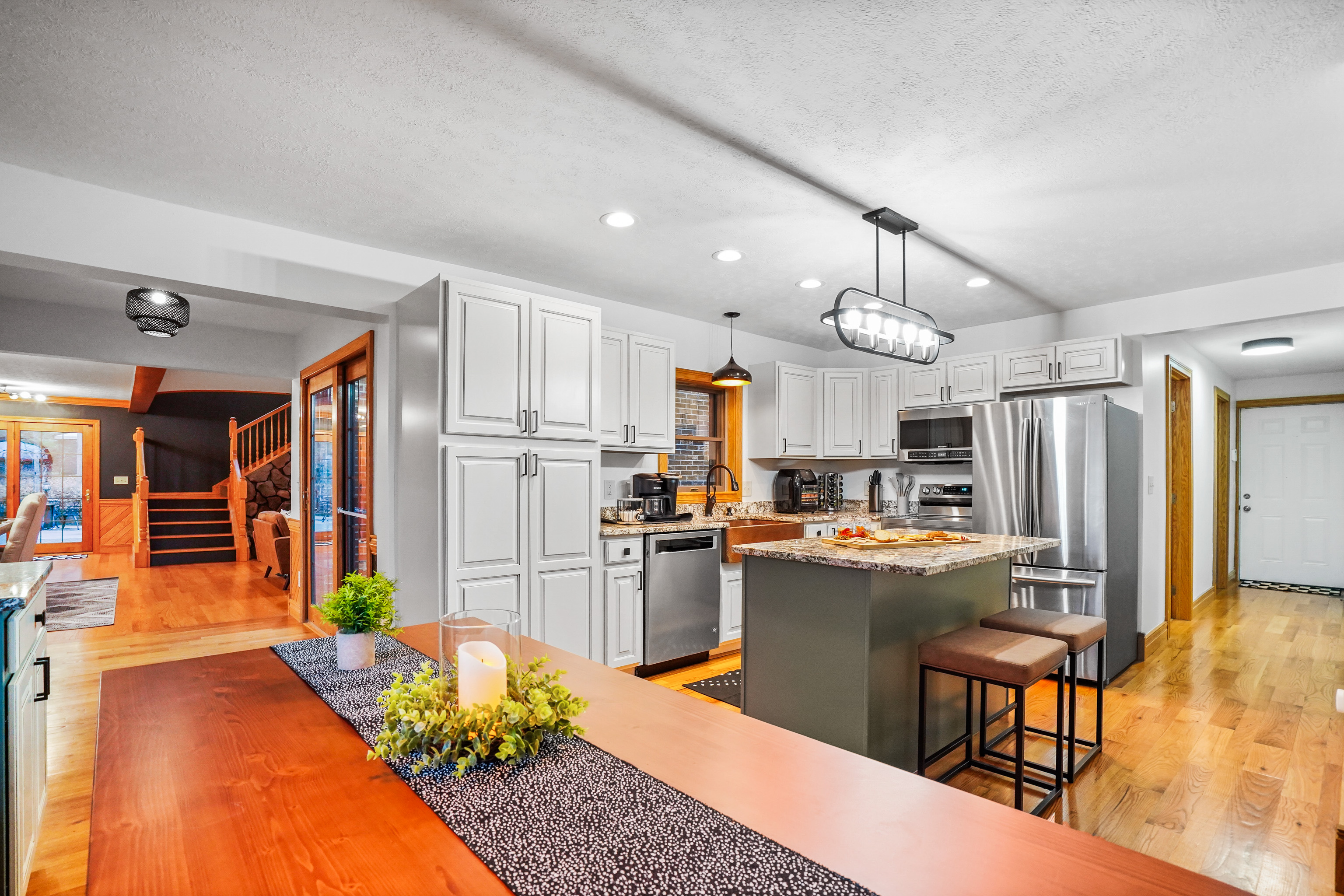 Fully-equipped kitchen, featuring a range of appliances from air fryer to French press, and stocked with cookware for a delightful culinary experience. 🍳🍽️✨