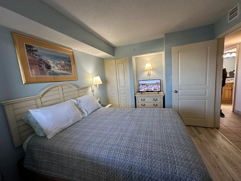 Bedroom 1-Roku TV w/Cable