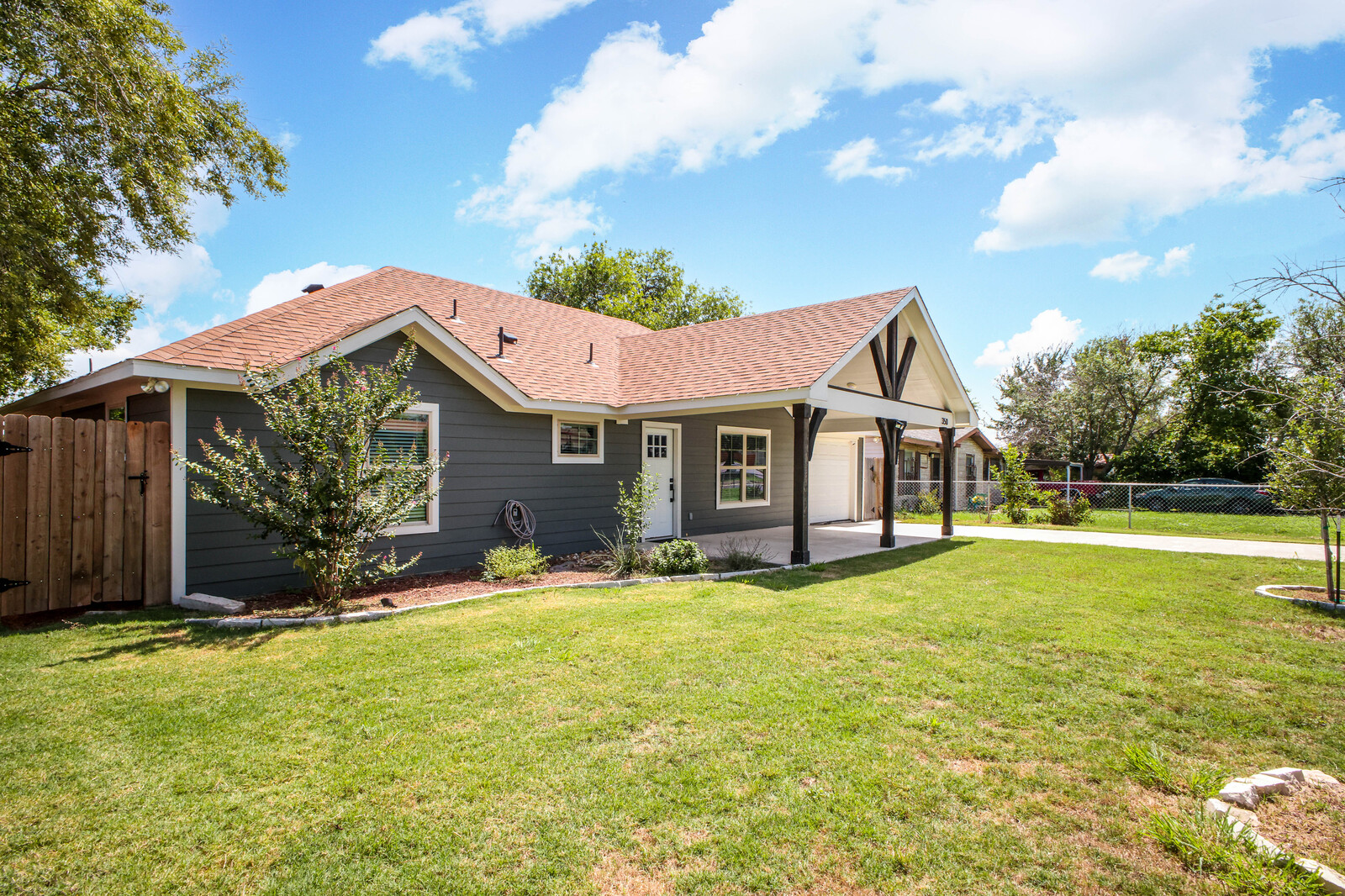 Beautiful Blue Haus w/ Private Patio, Office Desk