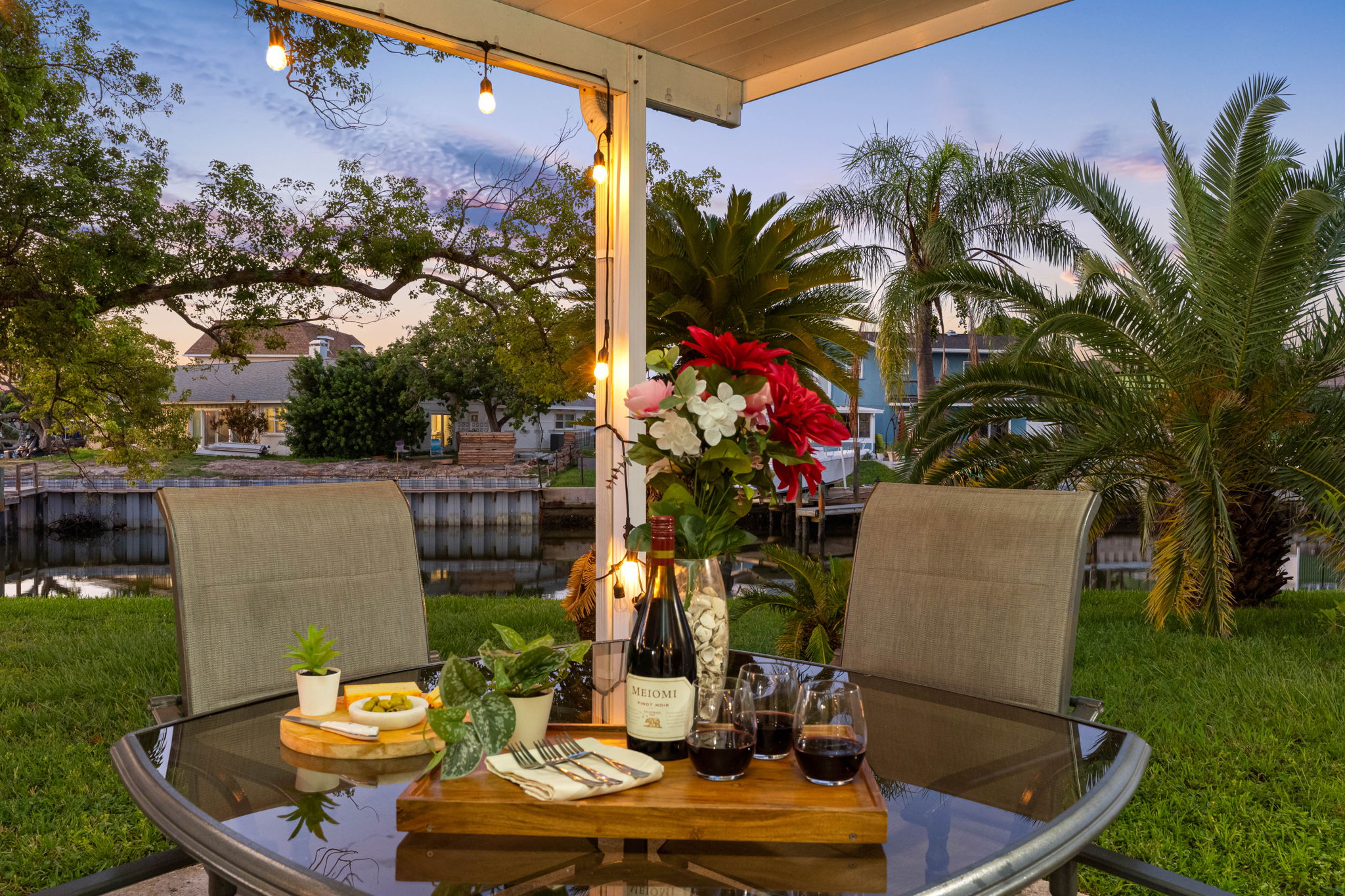 Enjoy al fresco dining with a backdrop of shimmering water and swaying palms—the perfect setting for casual lunches or special dinners.