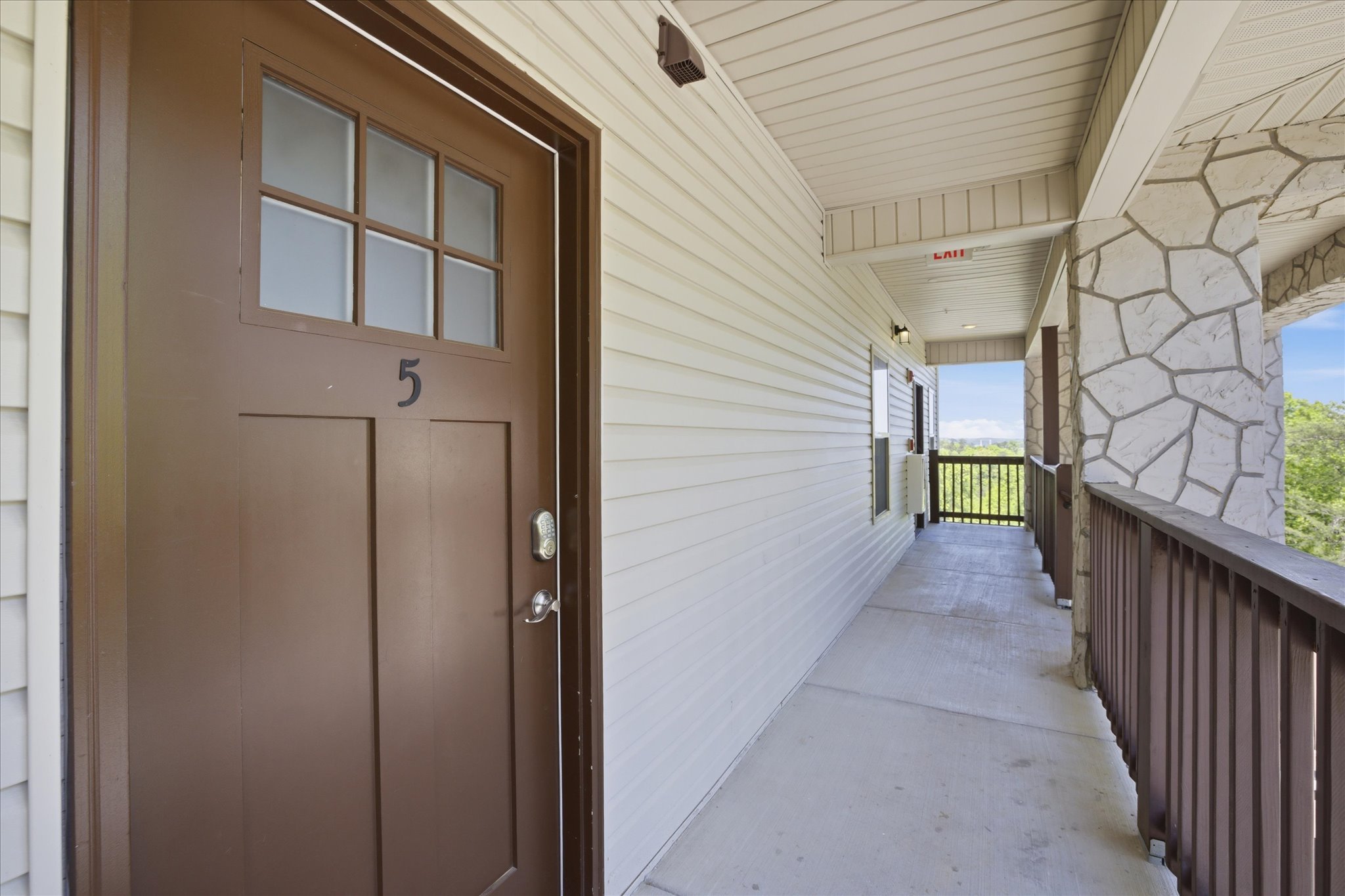 Welcome to Unit 5—drop your bags, take a breath, and let the shift happen. You’re up at the top now, just steps from the clubhouse, with views waiting and everything set for an easy, laid-back stay with incredible views!