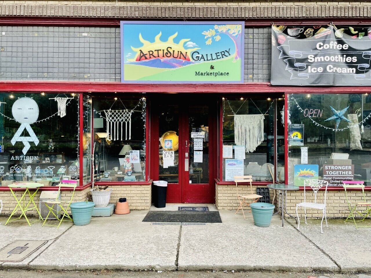 Local coffee, ice cream, and art shop in town. Walkable from the house