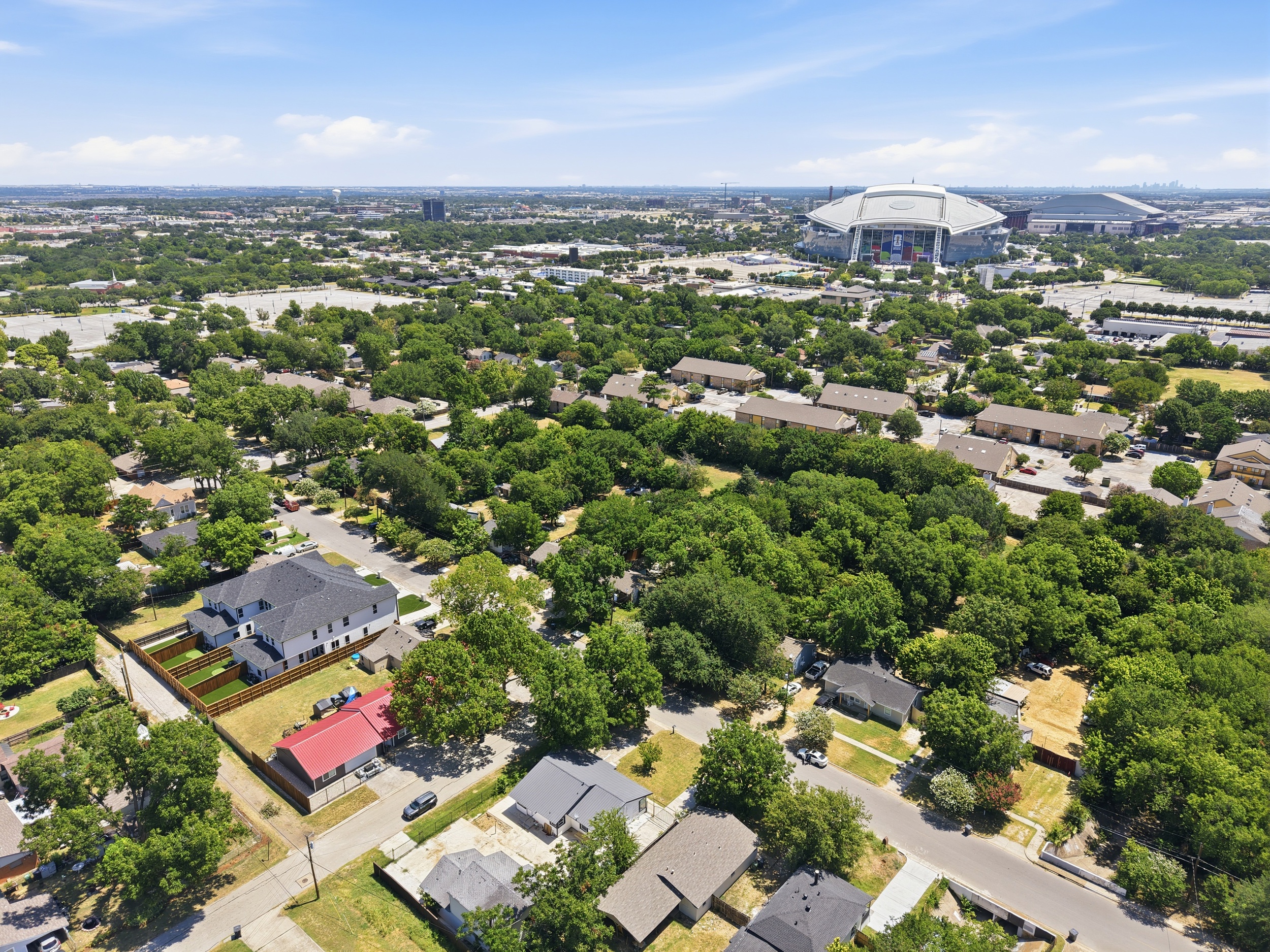 Discover the perfect blend of greenery and city vibes near Arlington's attractions!