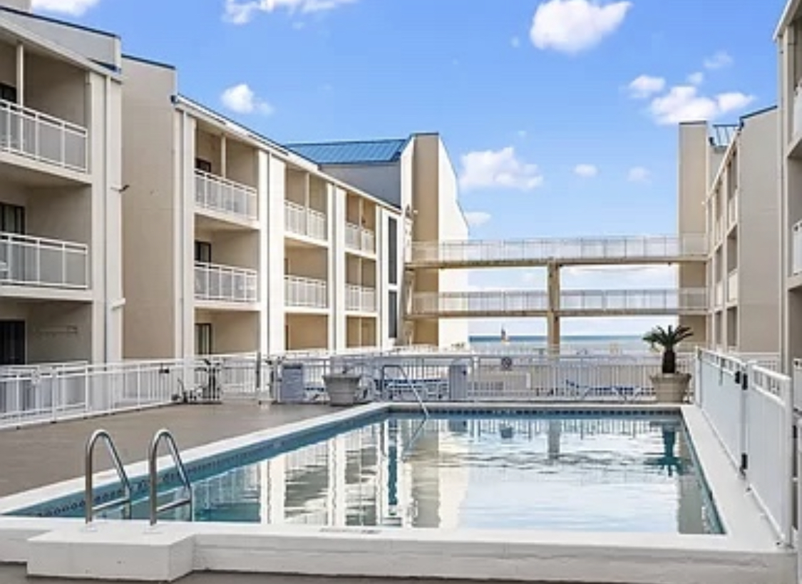 Upper Level Pool