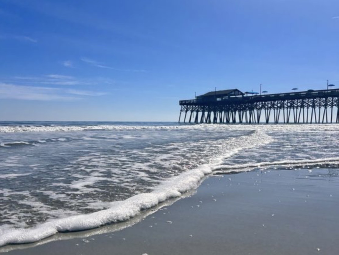 Steps from the Garden City Pier 🌊
Enjoy nightlife, drinks, dancing, live music, arcade fun, and fishing — all just a short walk down the beach. Perfect for daytime adventures and evening energy