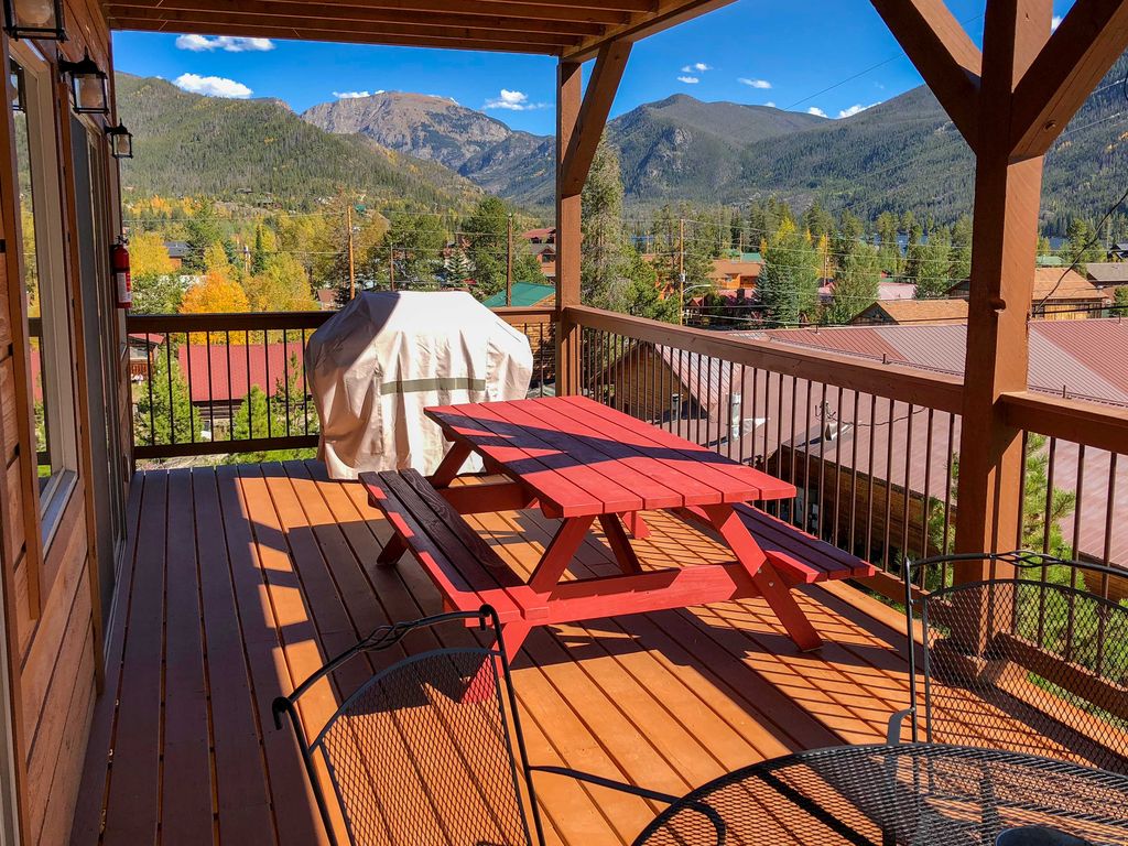 Host a family cookout on the deck on the main level!