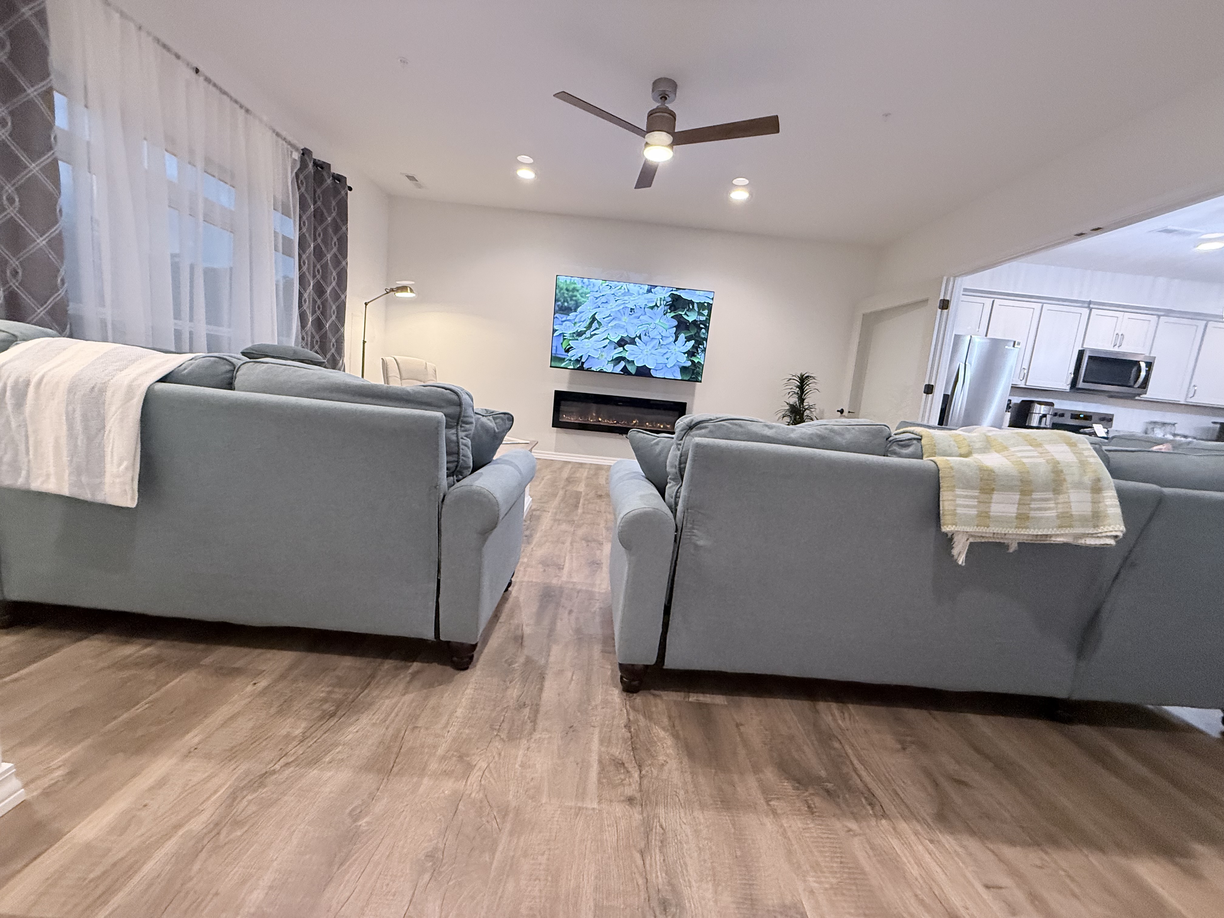 Huge family gathering room with seating for 12