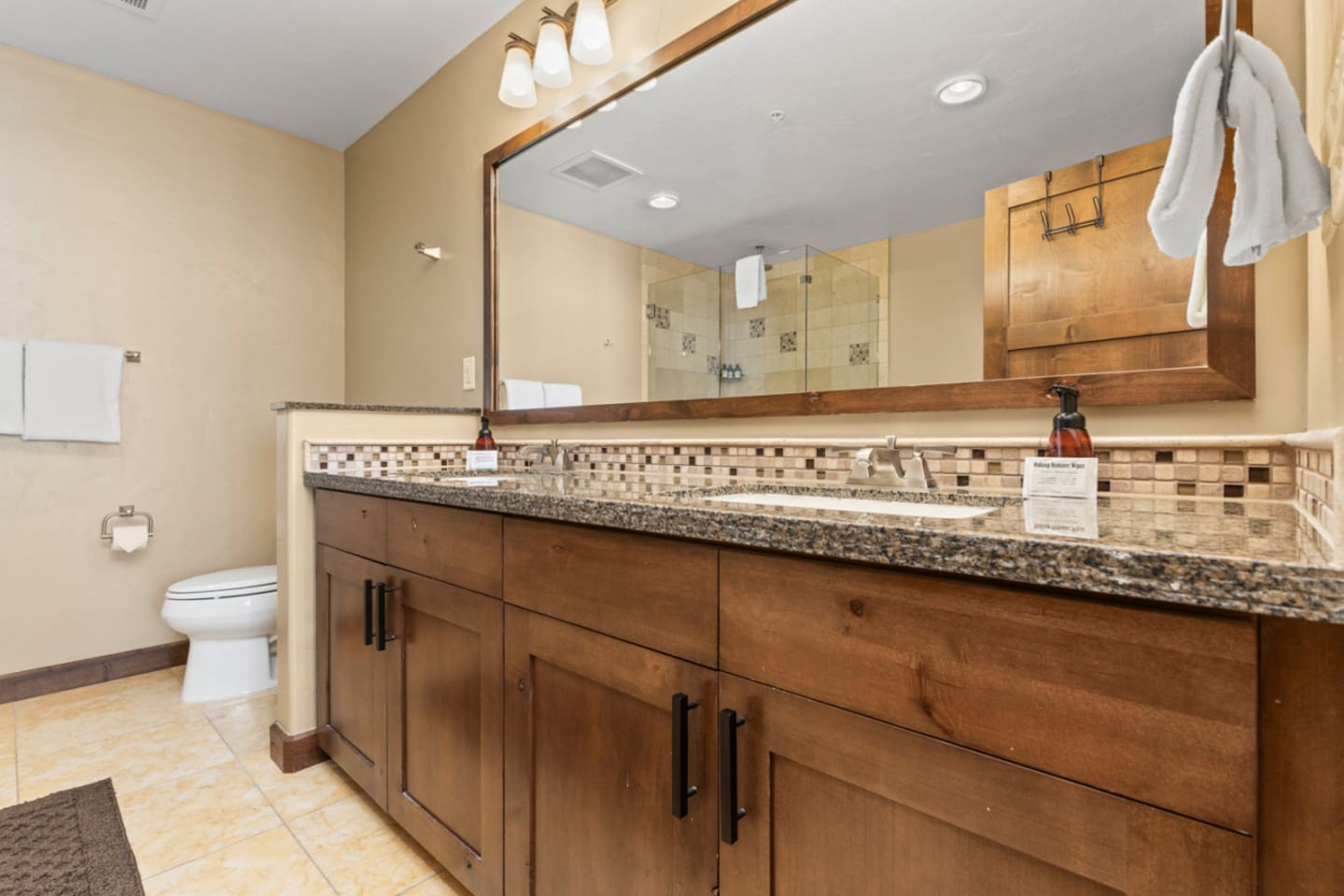 Ensuite Bathroom 1 w/ Toilet