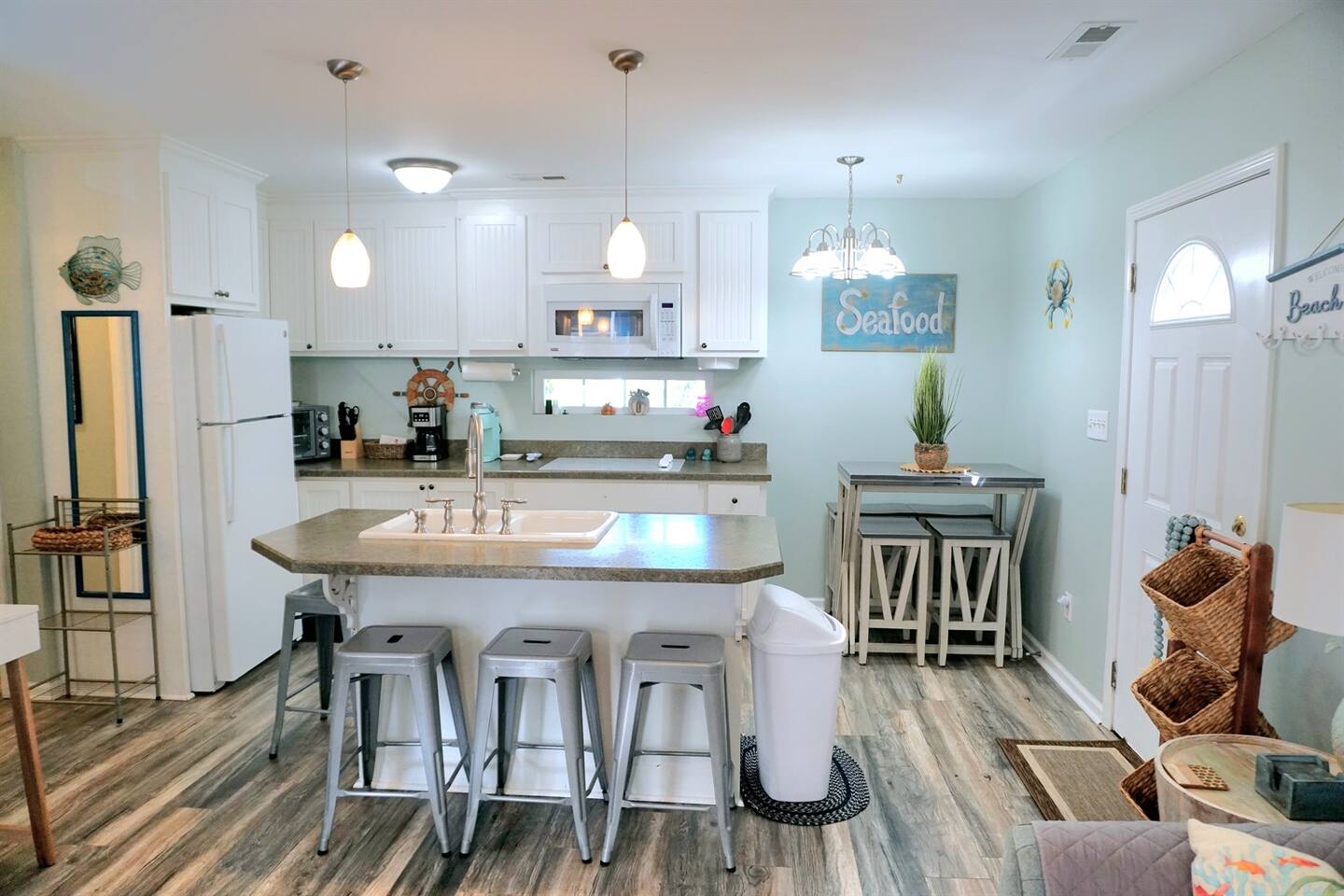 Island w/ seating