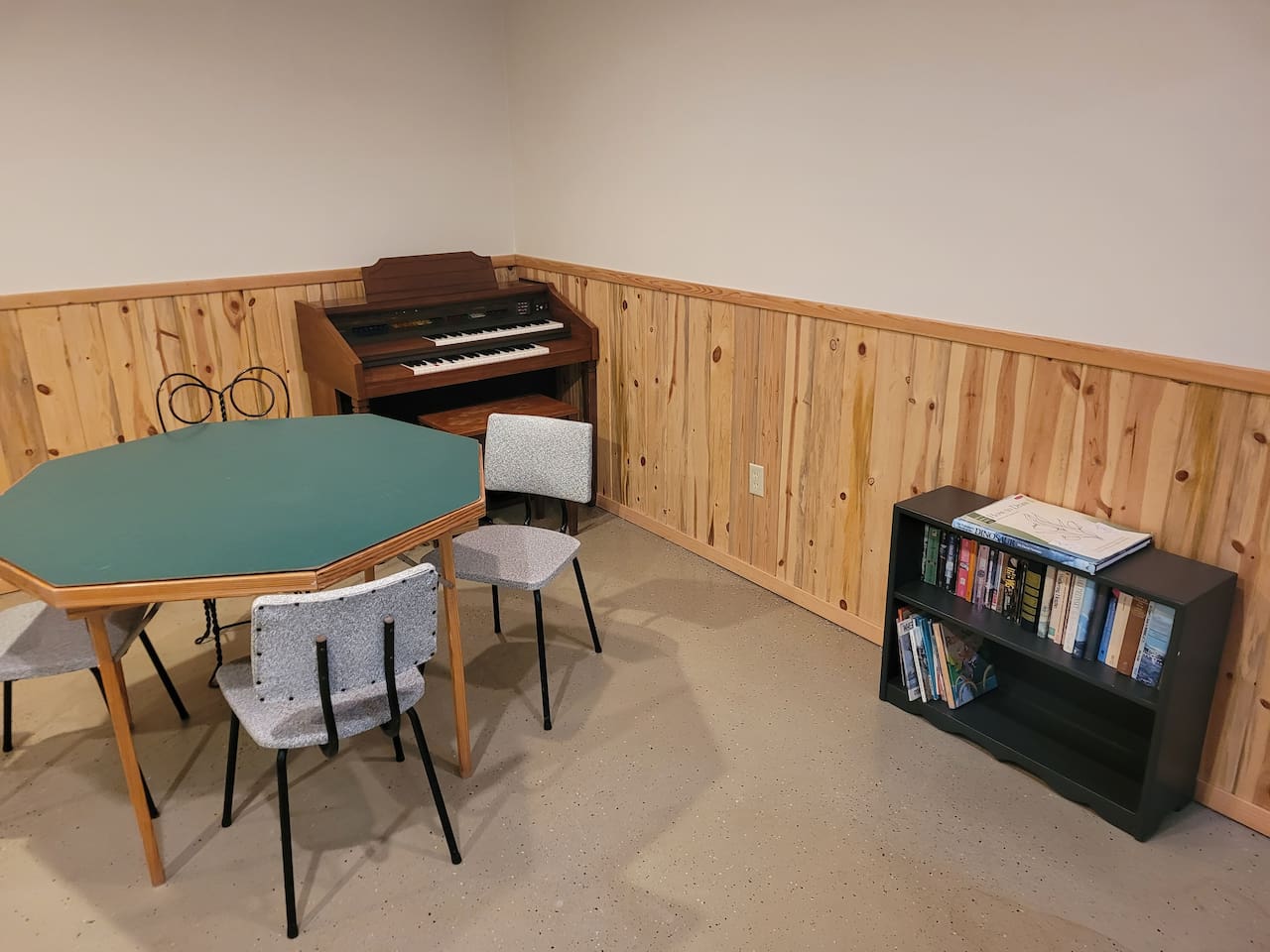 Booknook: novels, carb table, electric organ. 