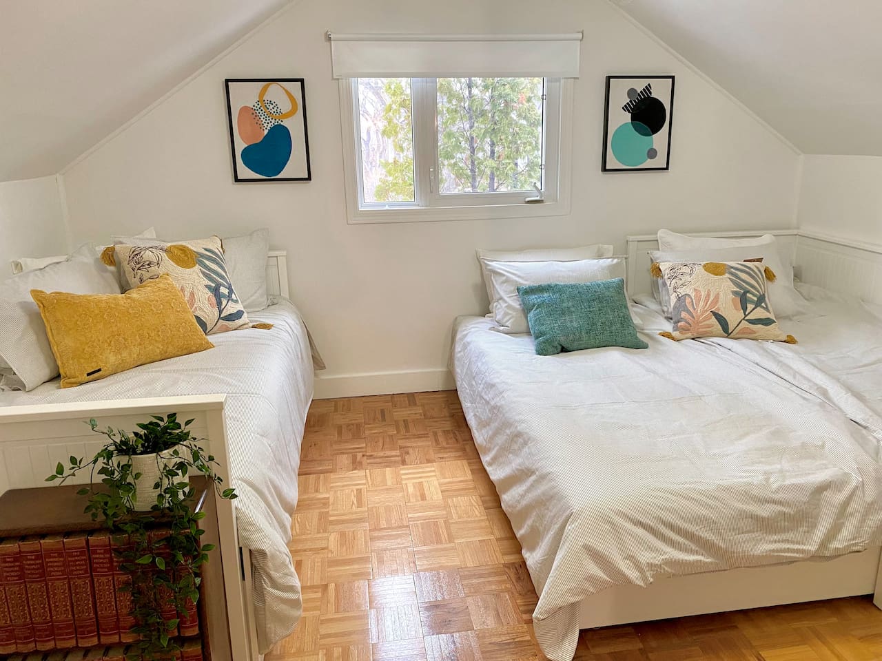 Second Bedroom – Setup for 5 Guests Total
Second bedroom configured to accommodate three guests. Total occupancy of five includes two guests in the primary bedroom and three in the second bedroom. Bedding shown reflects the single-and-king layout option.