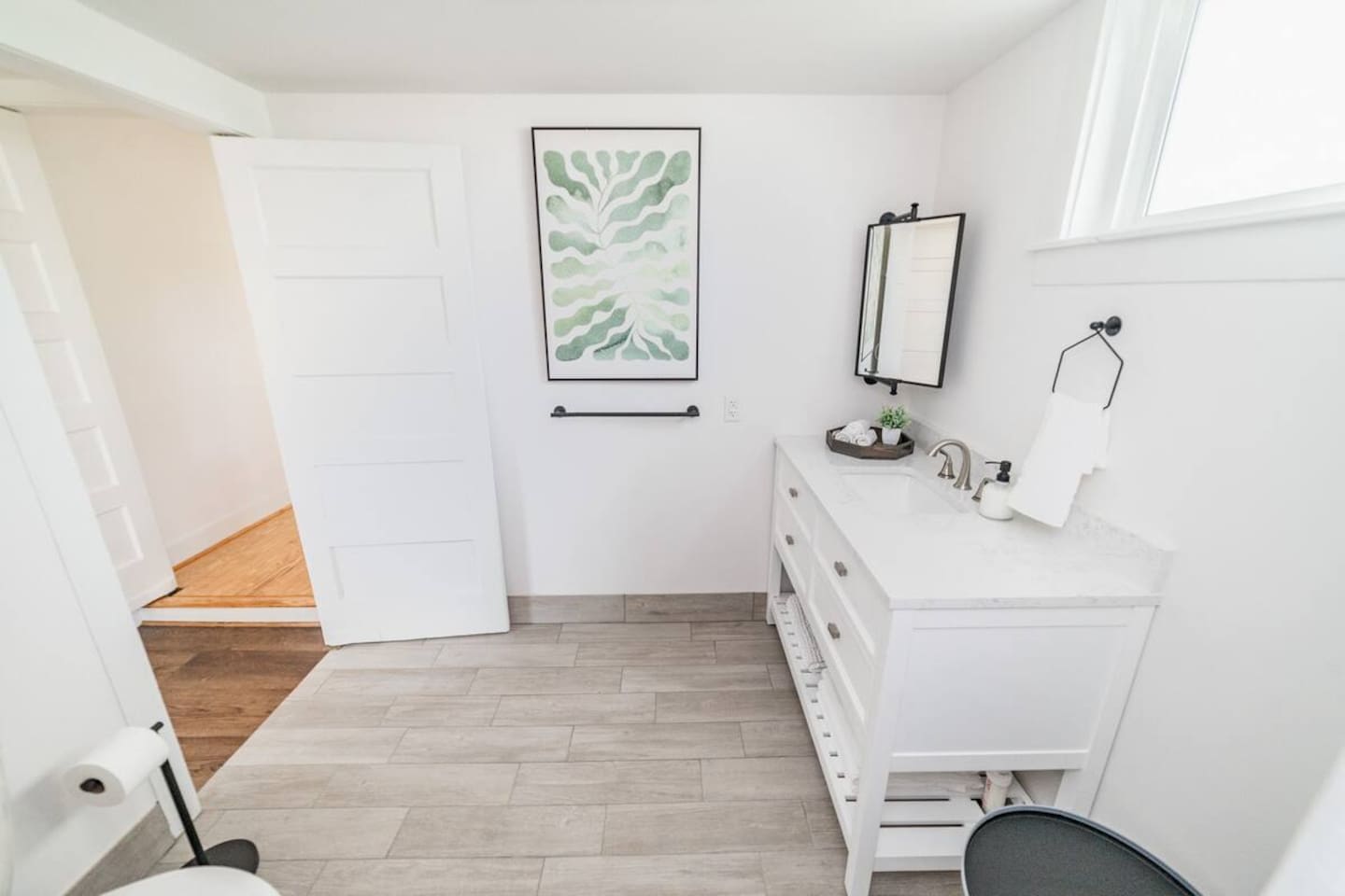 Full bathroom is located between the 2 bedrooms.