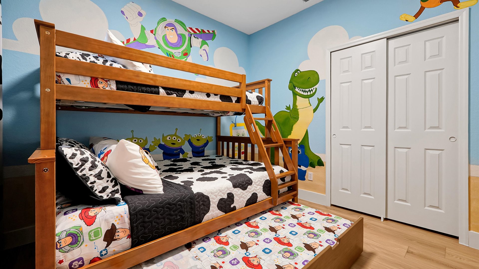 Toy Story Adventure: Full-over-twin bunk bed with a pull-out twin trundle, allowing the room to sleep up to four guests.