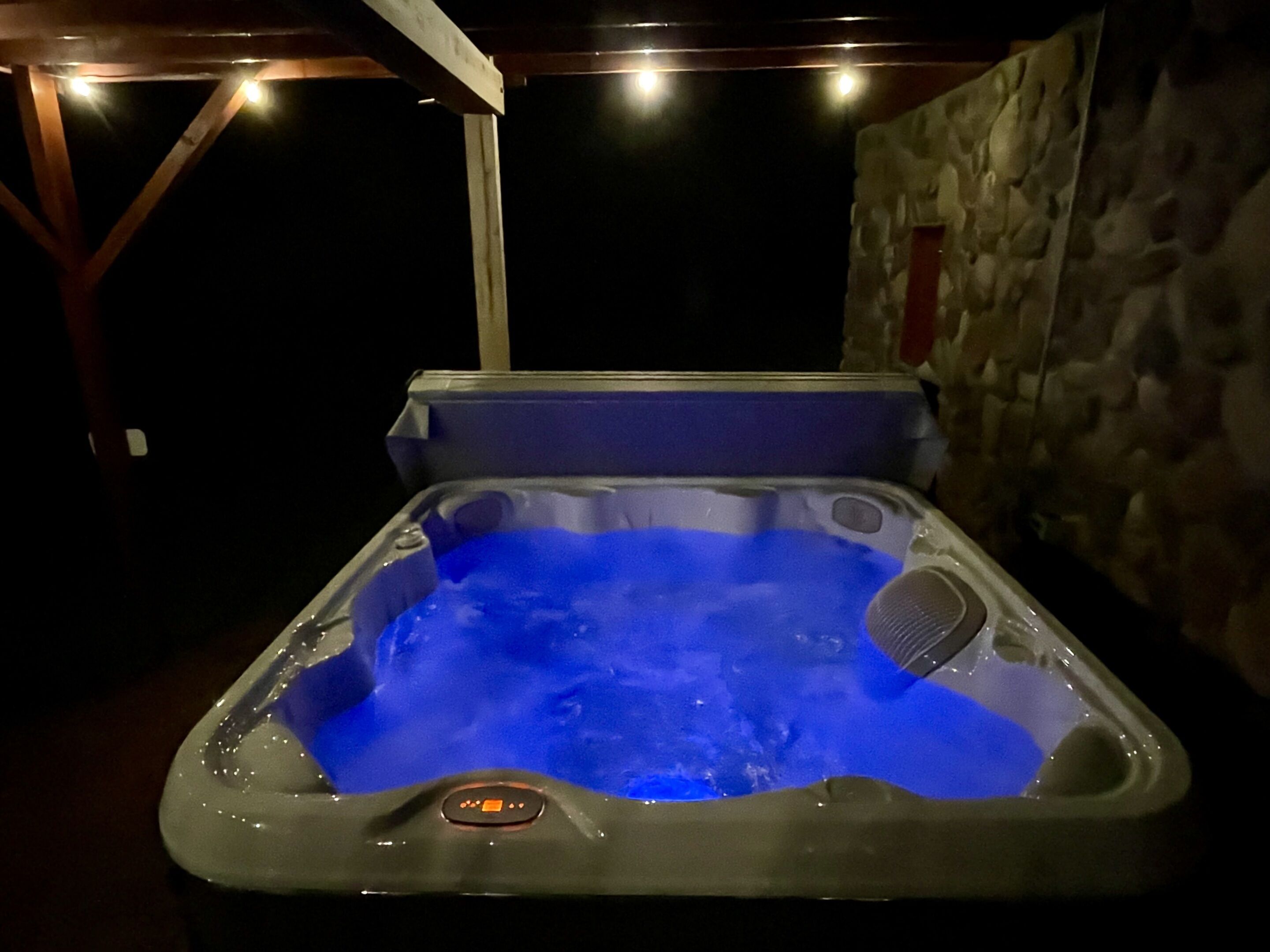 NEW HOT TUB! Great place to laugh through the highlights of the day 🧗‍♂️ 🎣 🚵🏽‍♂️ 🦌