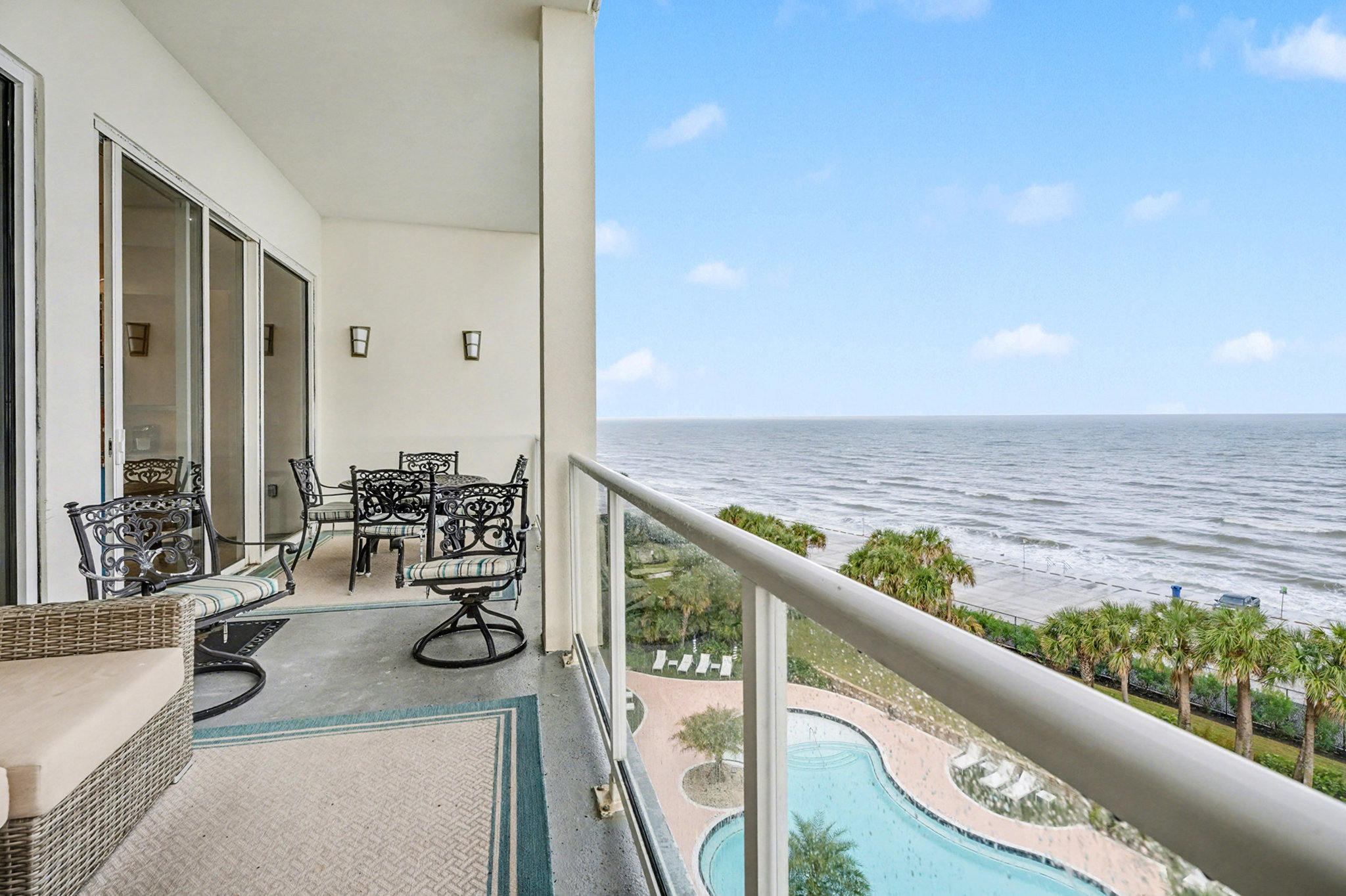 Extra seating area on over-sized balcony