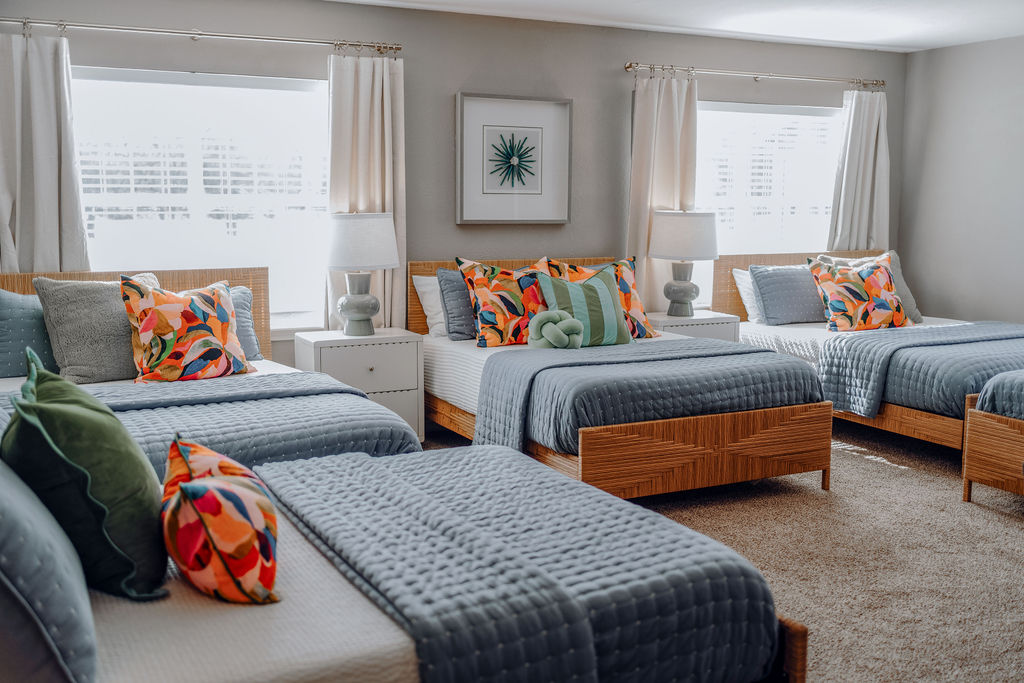 2 Queen and 3 Full Beds