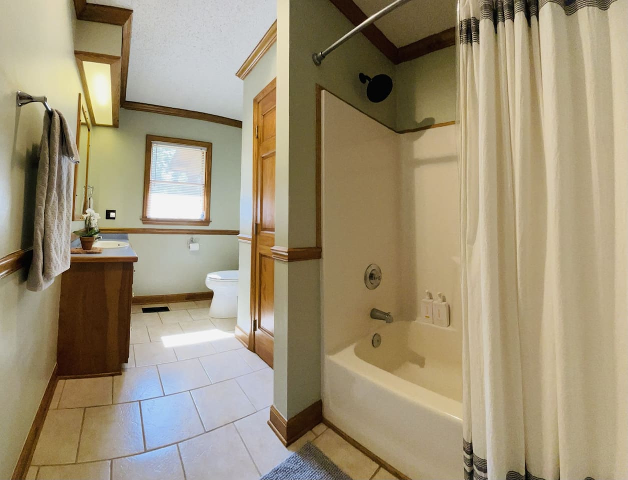 Main floor bath with a shower tub combo