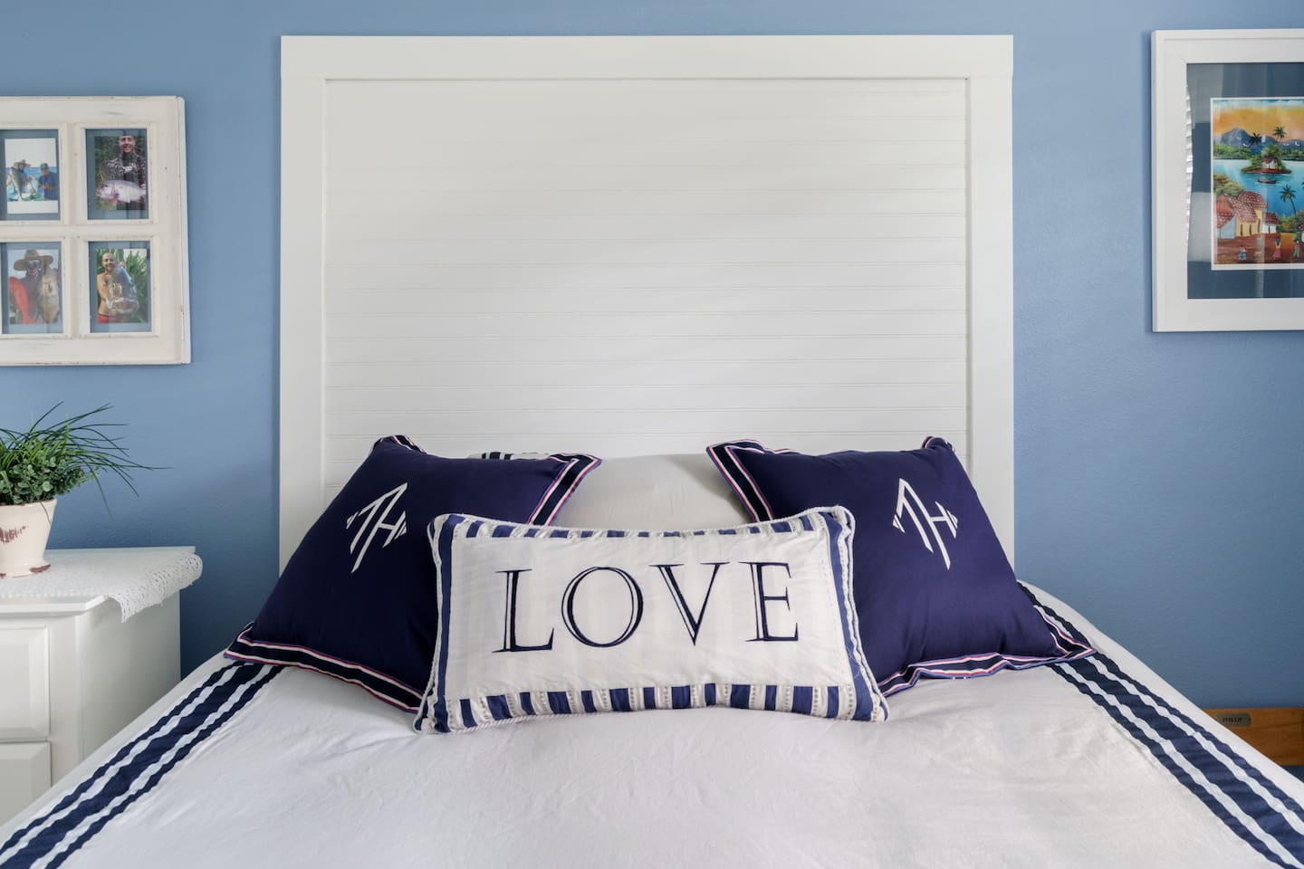 Enjoy the night under the gentle breeze of a unique ceiling fan....open the windows to the garden.....enjoy!