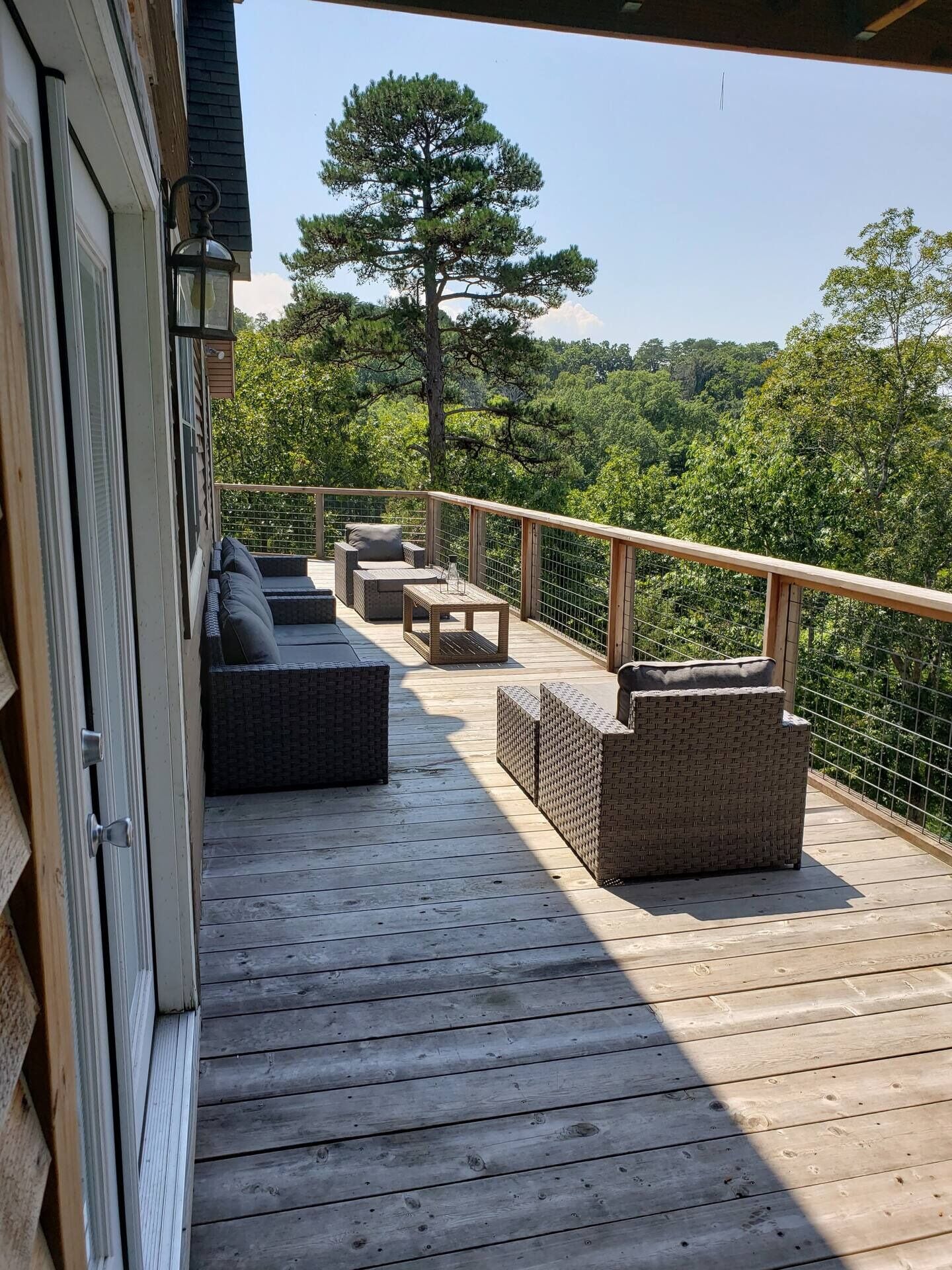 Upper deck lounge space