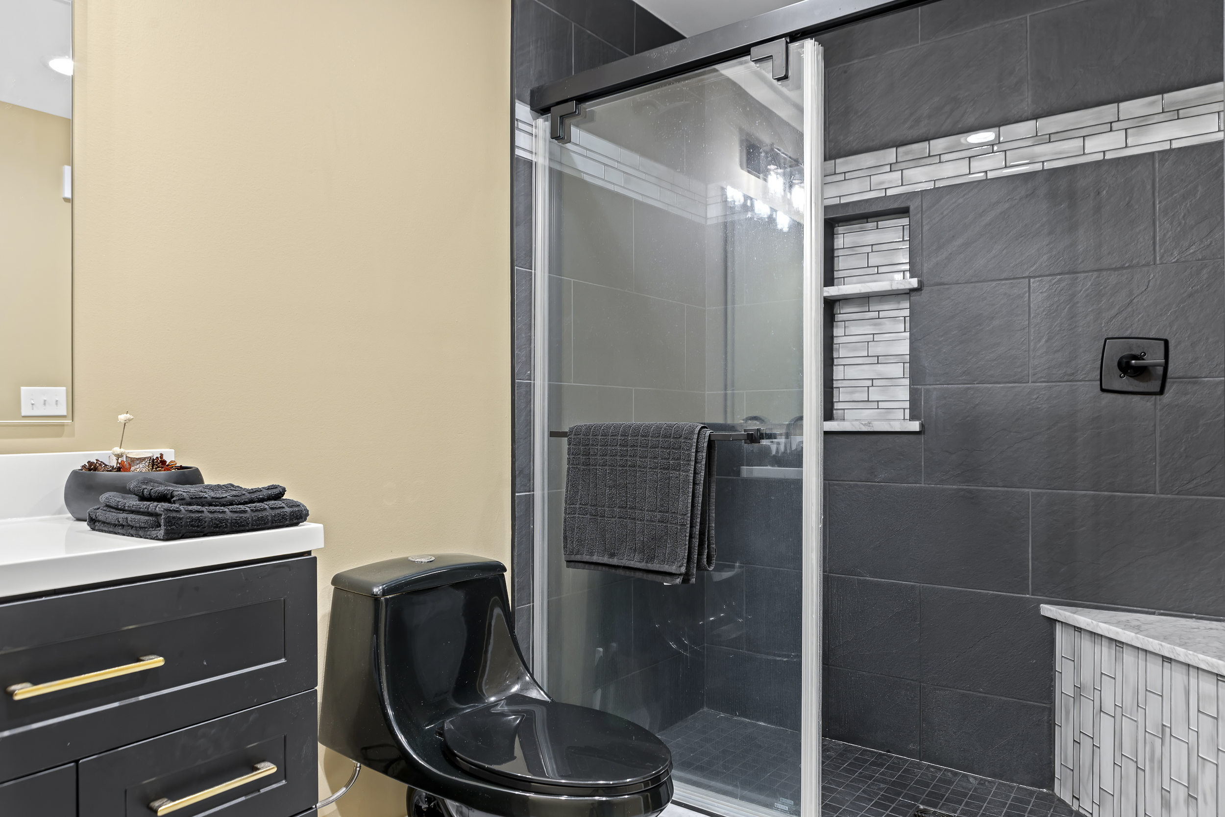 Sleek Bathroom Retreat: Enjoy a modern shower and stylish finishes for your relaxation!