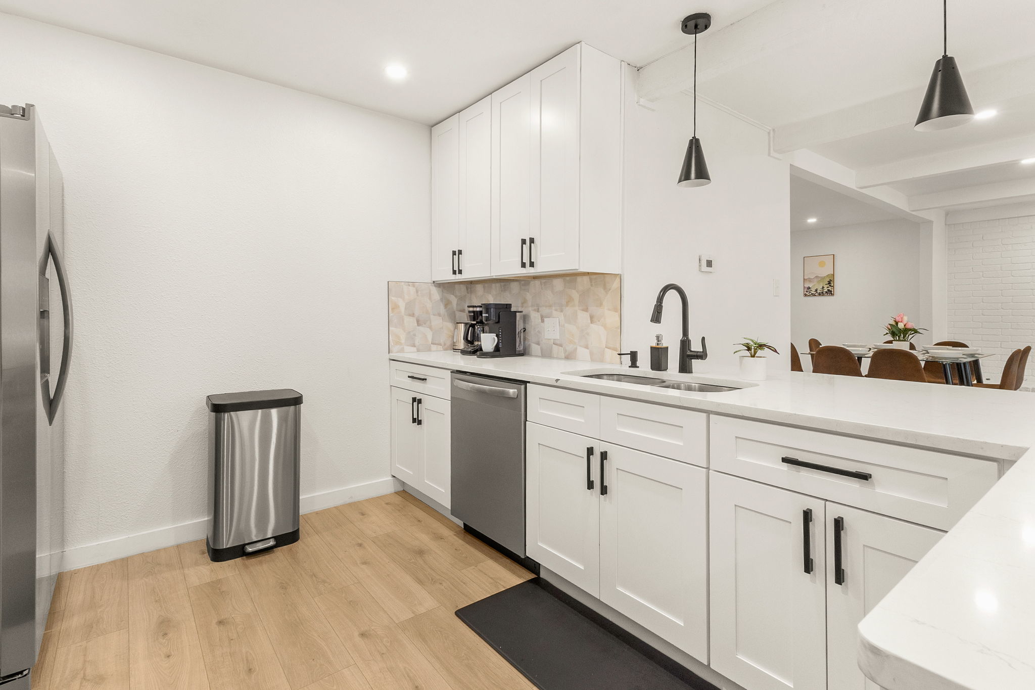 Modern, fully equipped kitchen—perfect for easy meals and gatherings 🍳✨
