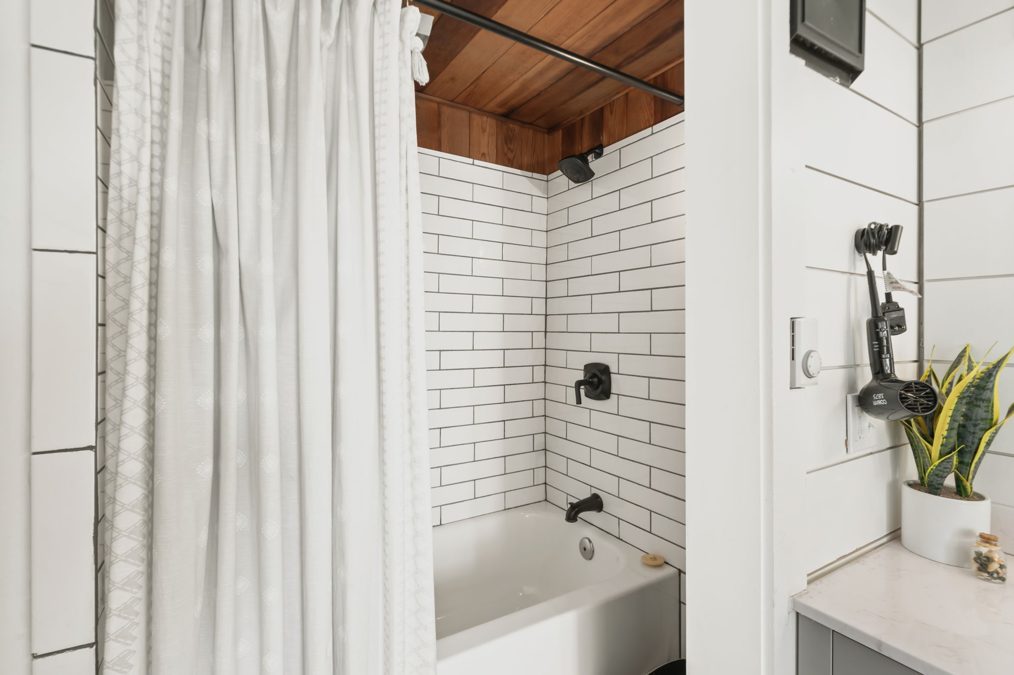 Tub/Shower combo in main bathroom