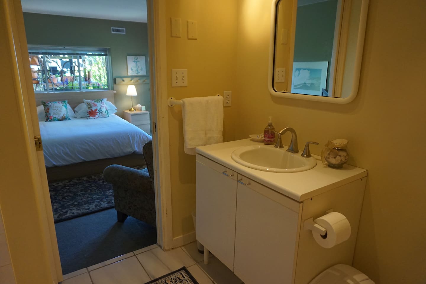 Garden Room full bathroom.
