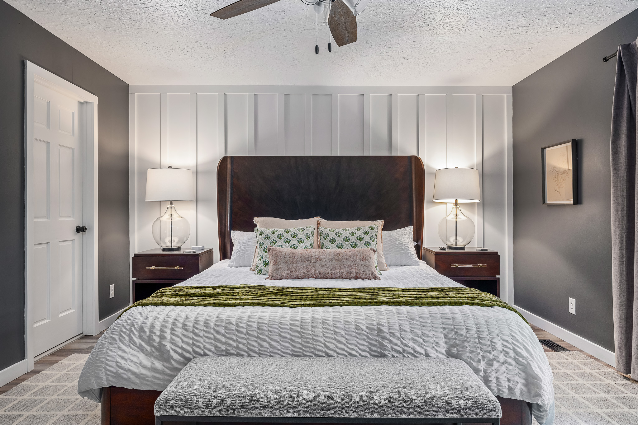 King-size comfort, boutique style This dreamy bedroom blends modern design with cozy elegance—featuring a luxe King bed, plush linens, and the kind of quiet that guarantees a perfect night's sleep. 🛏️✨