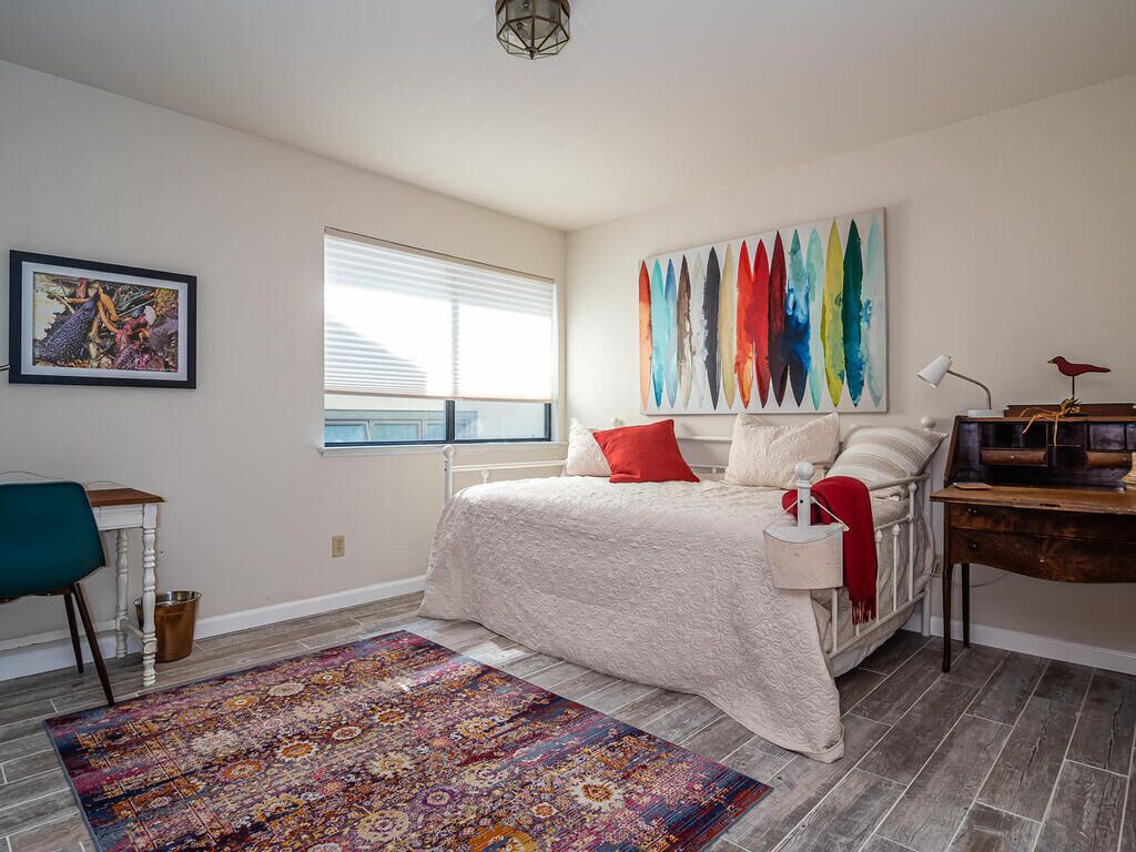 Guest bedroom - full bed w/ twin trundle