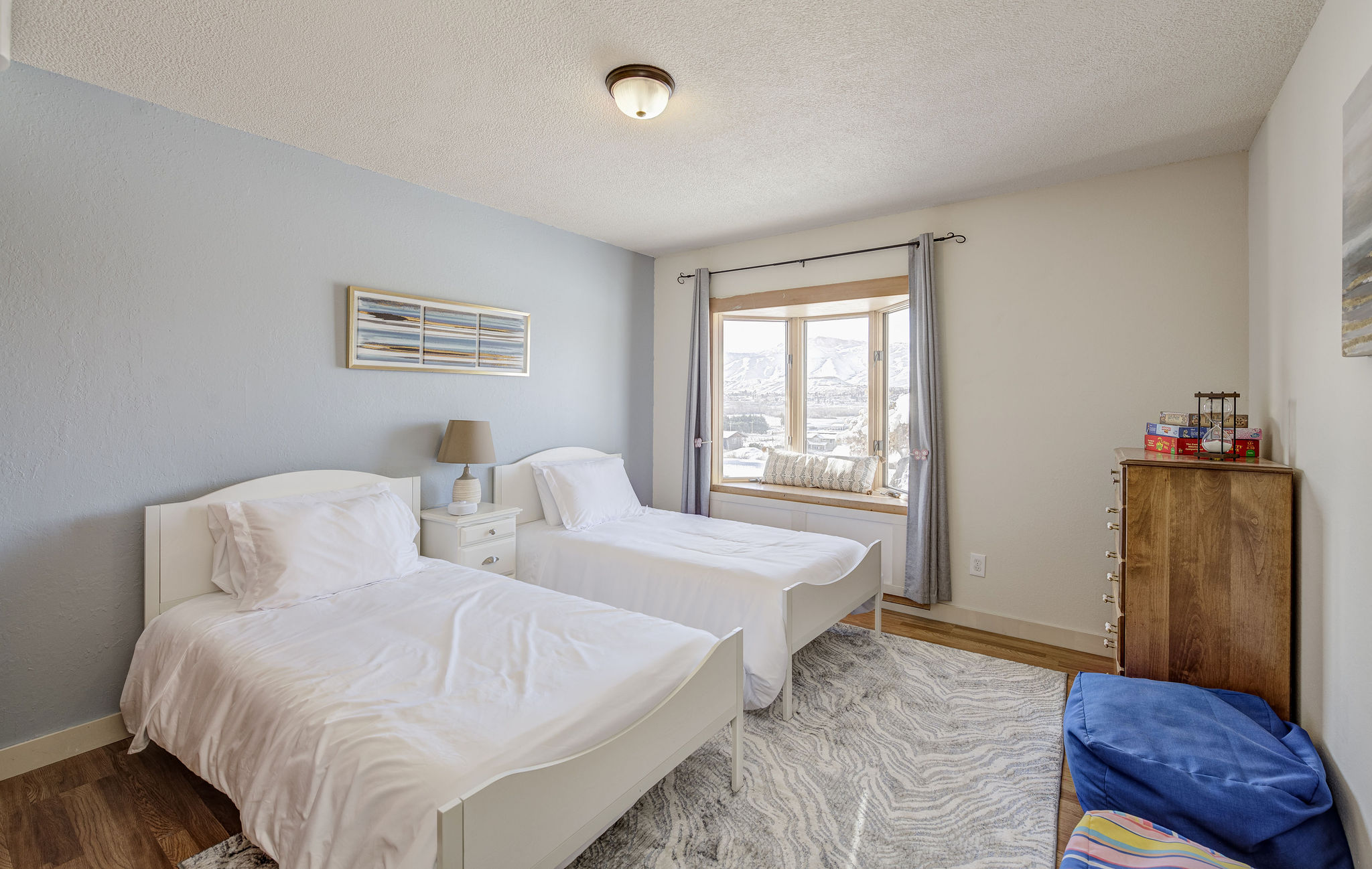 Twin beds with bay window and views of the Wenatchee Valley & Cascade Mountains.