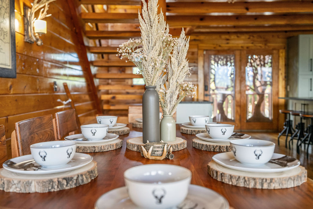 Every design detail draws inspiration from the surrounding mountain scape, bringing the textures of the forest and warmth of the trees indoors.
